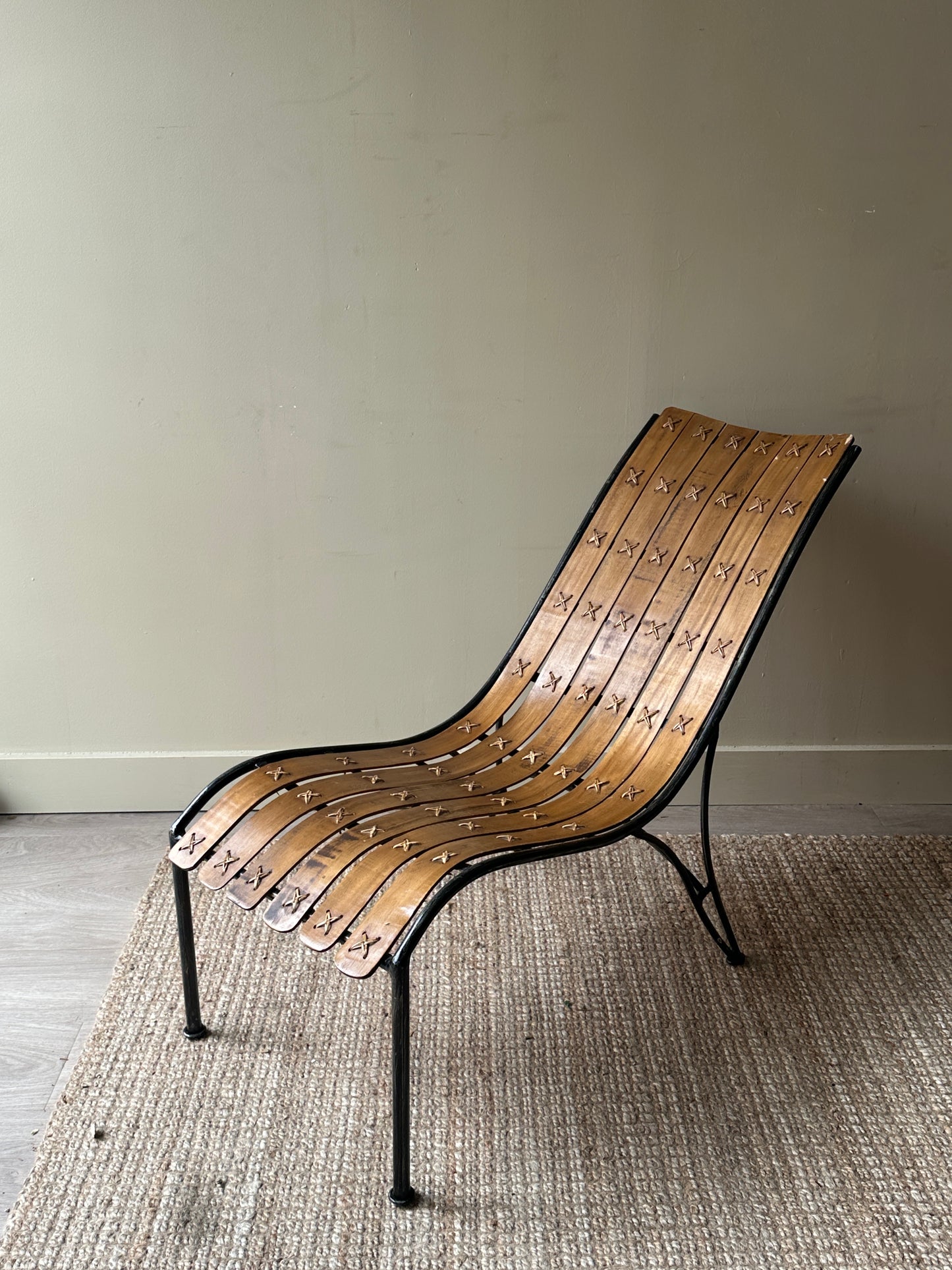 Mental bentwood lounge chair