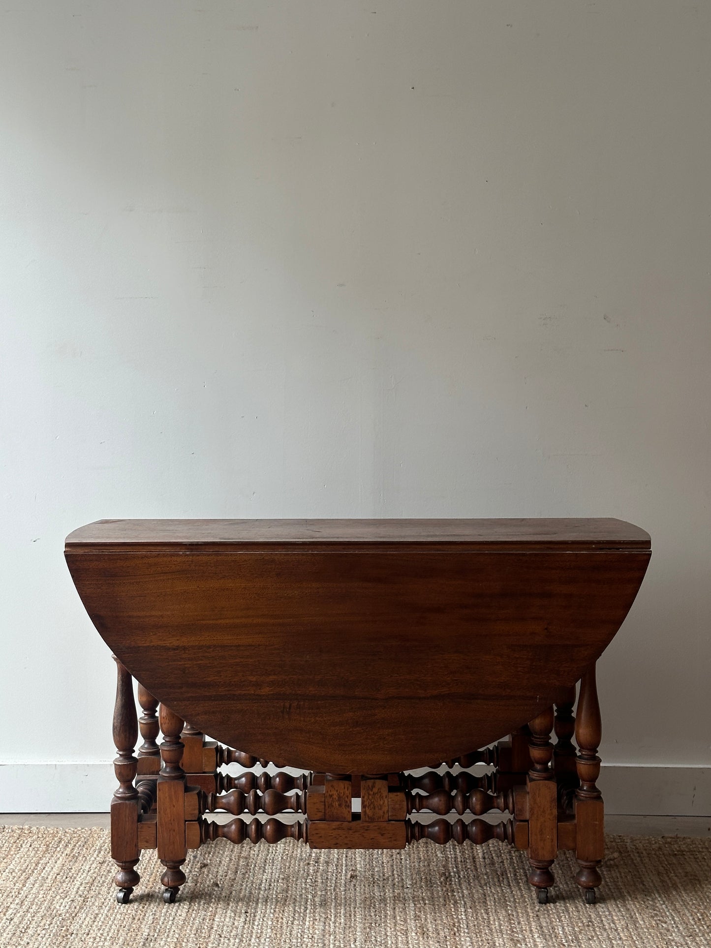 Gate leg dining table