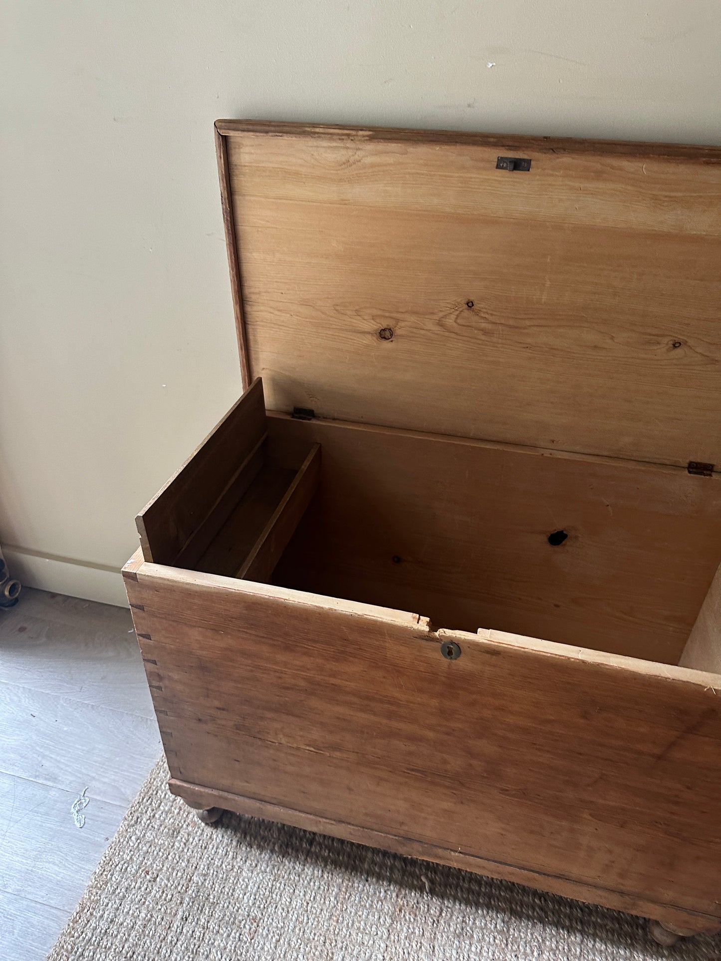 Light pine ball foot chest
