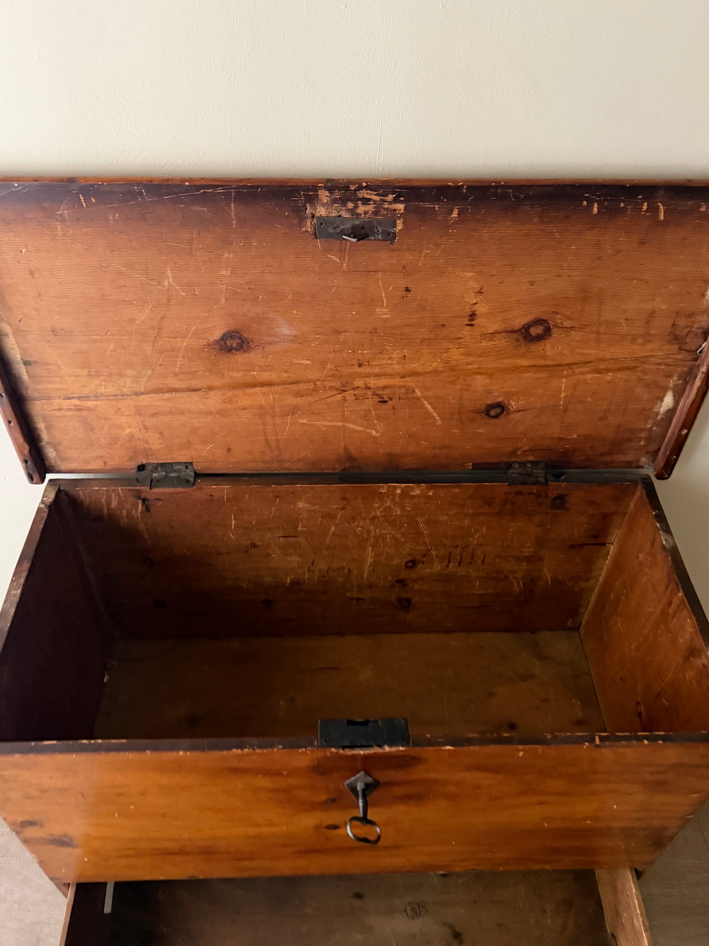 Pine blanket chest