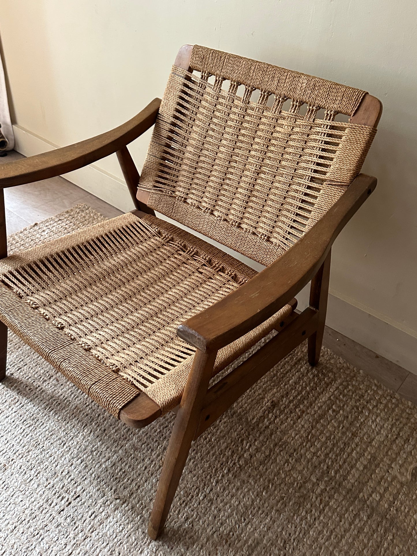 Woven seat lounge chair