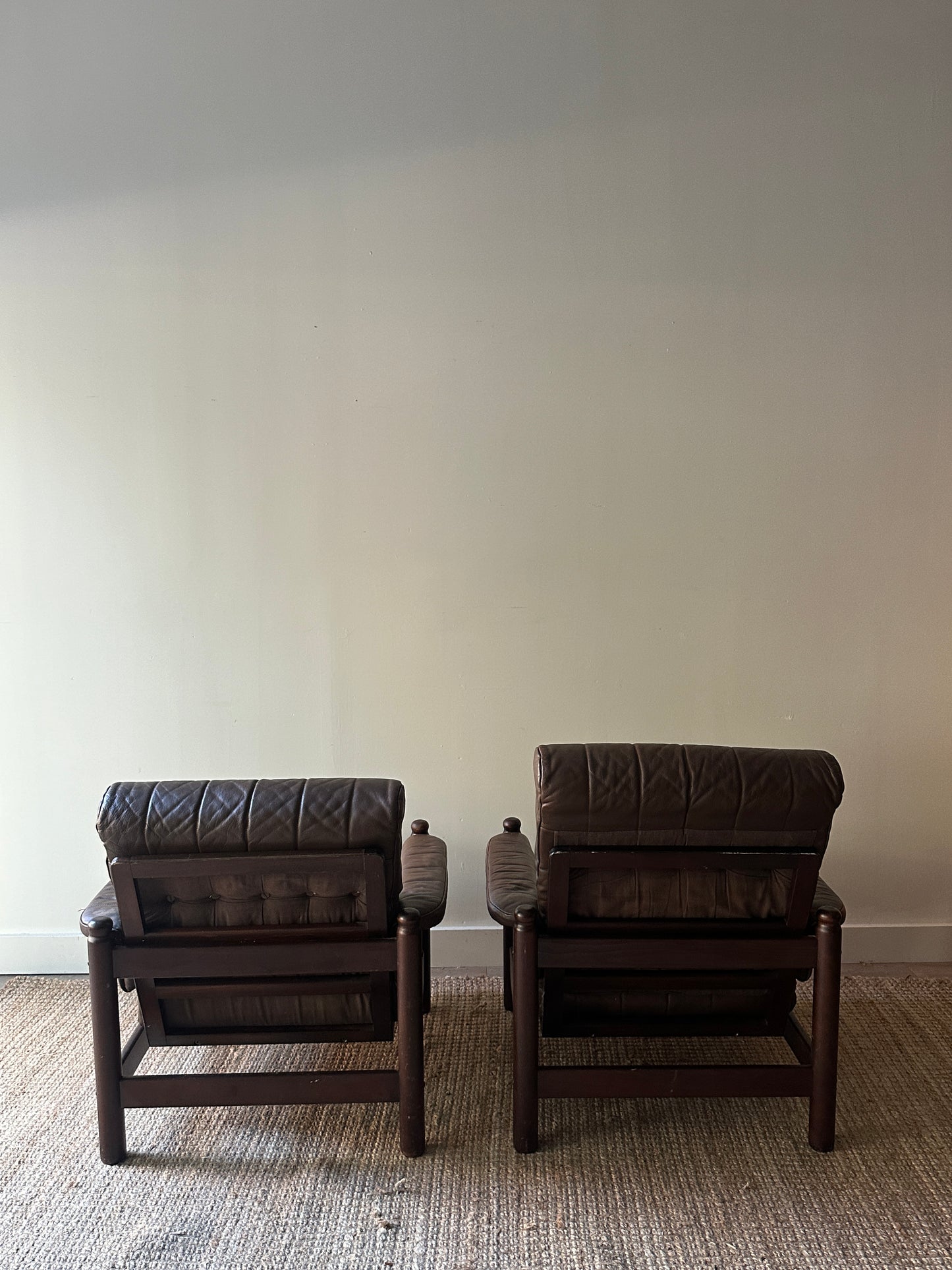 Leather and beech wood arm chair (short)