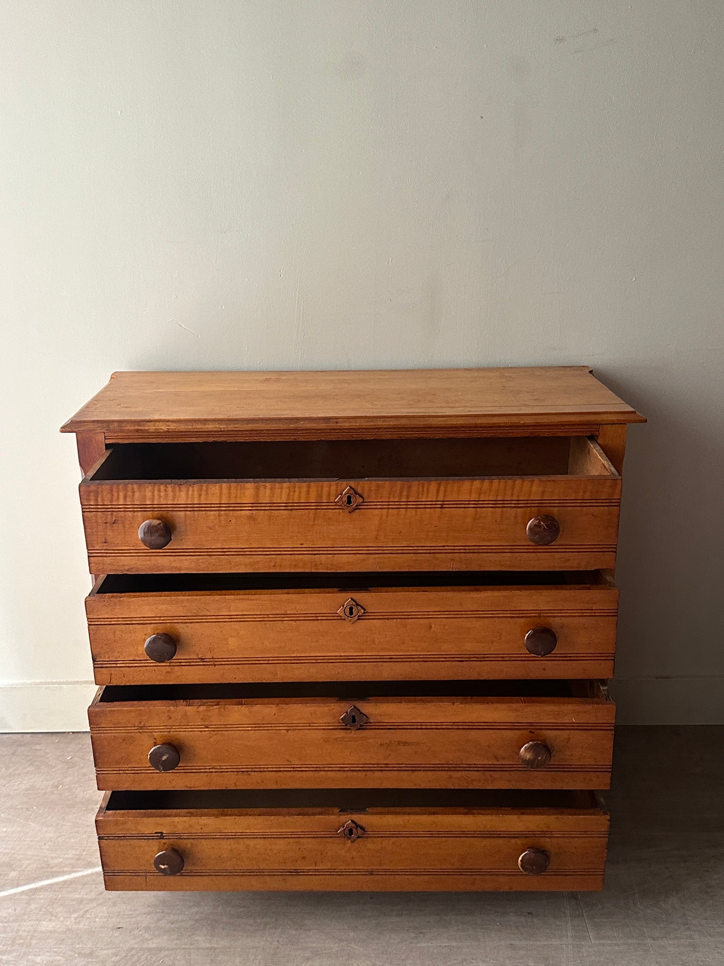 Pine dresser