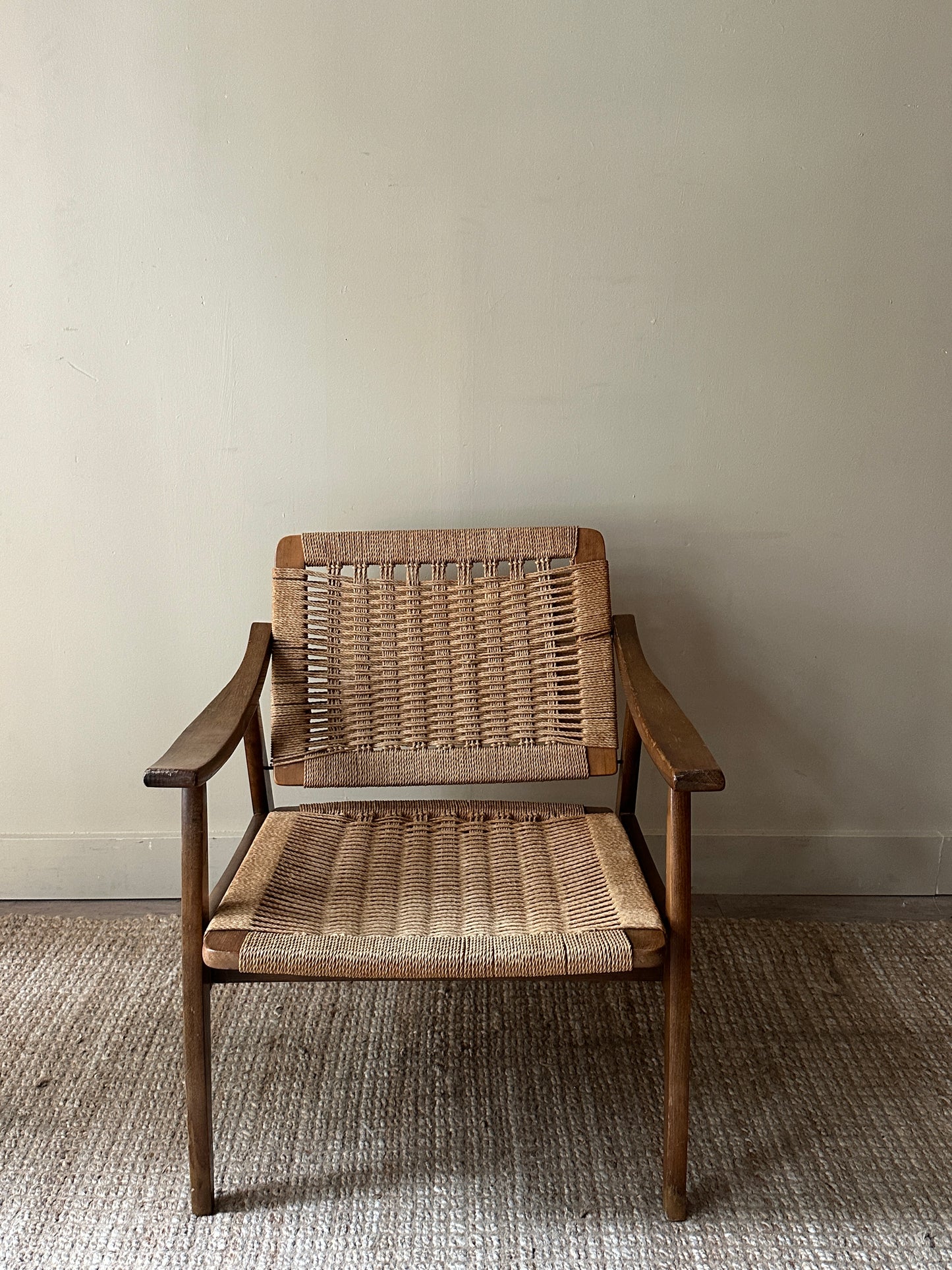 Woven seat lounge chair