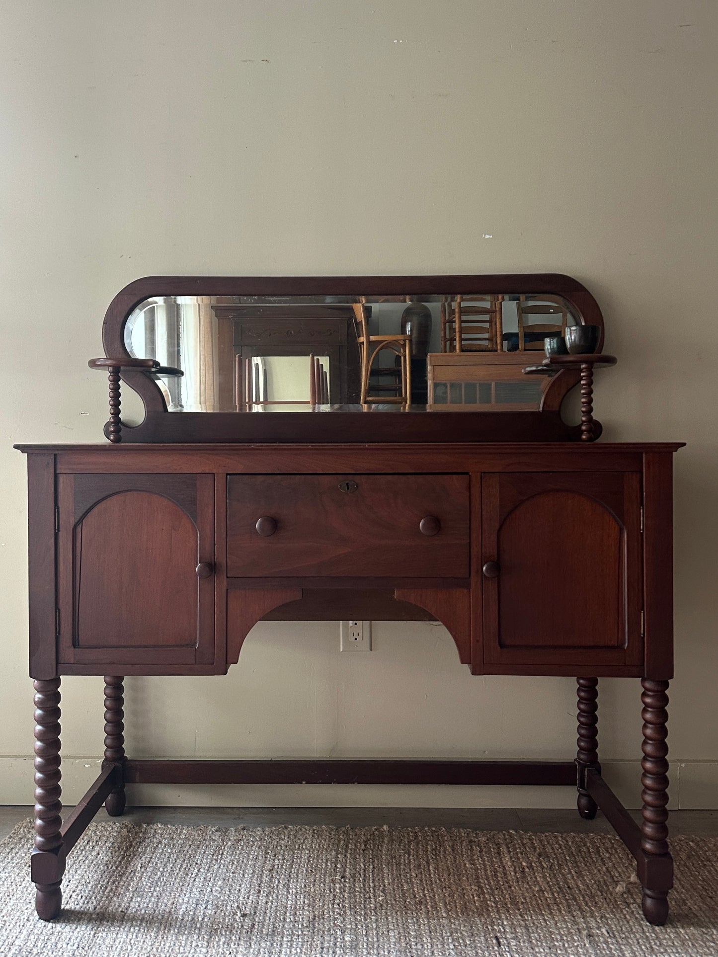Bobbin leg pine server