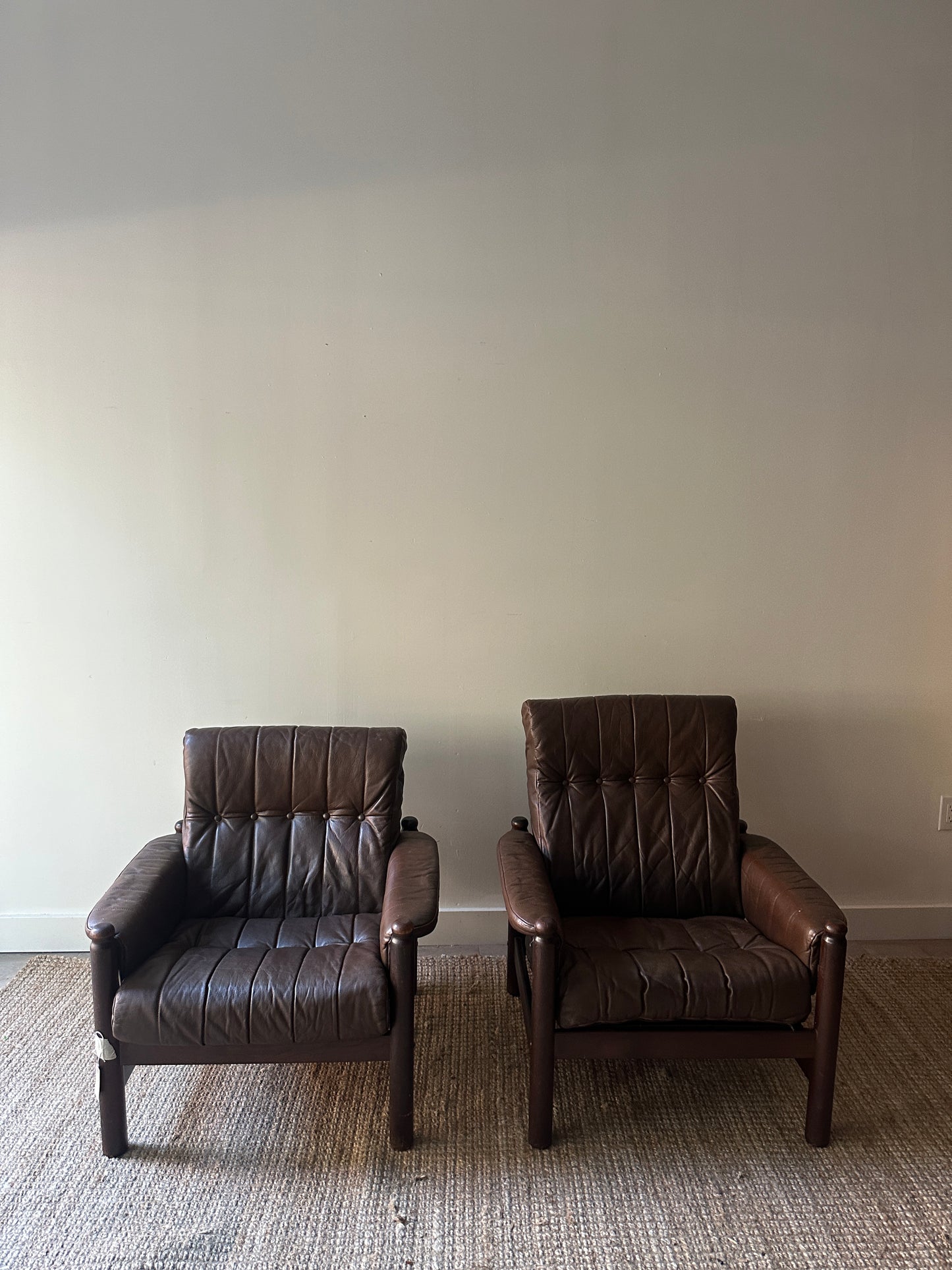 Leather and beech wood arm chair (short)