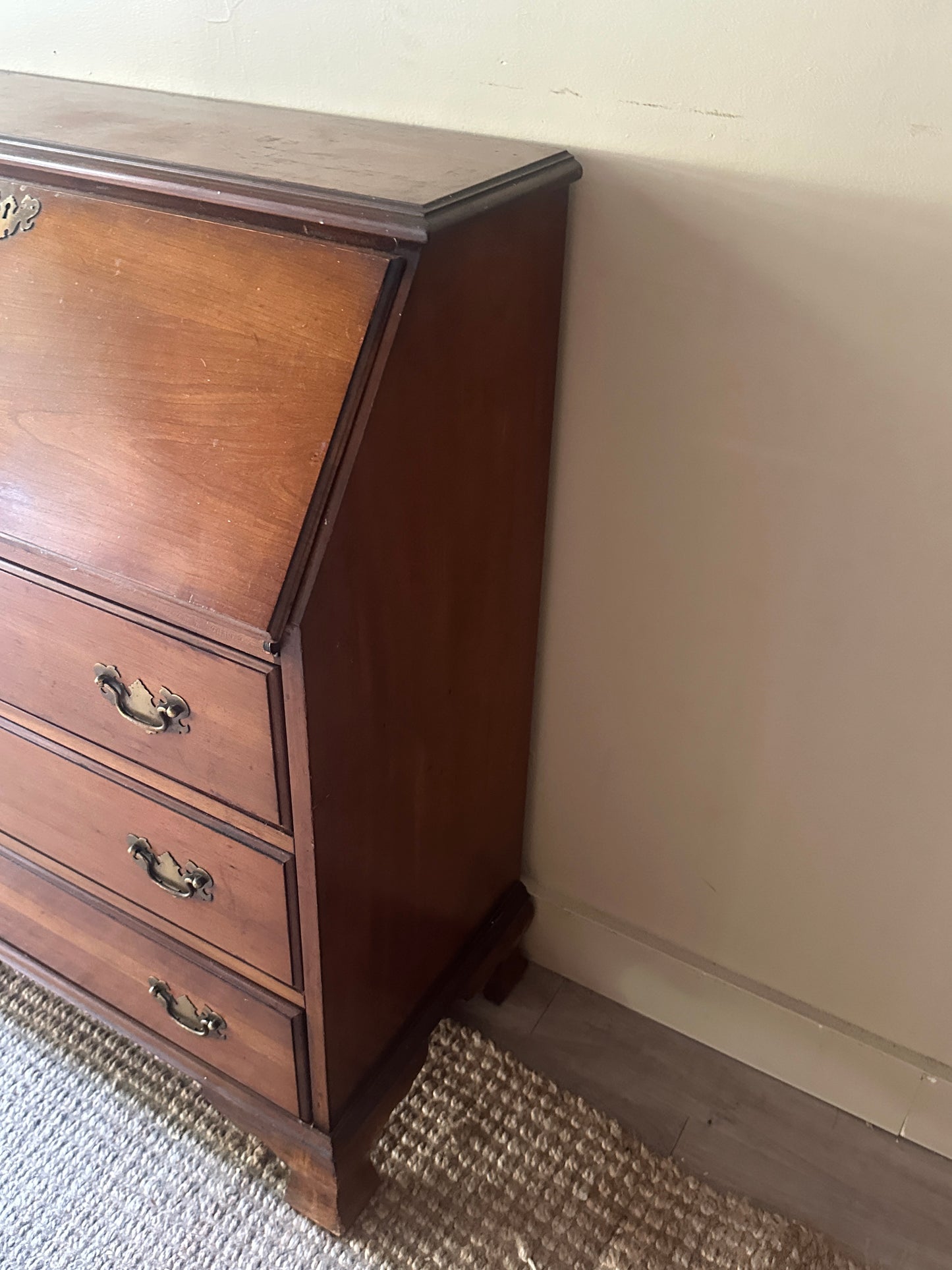 Secretary dresser