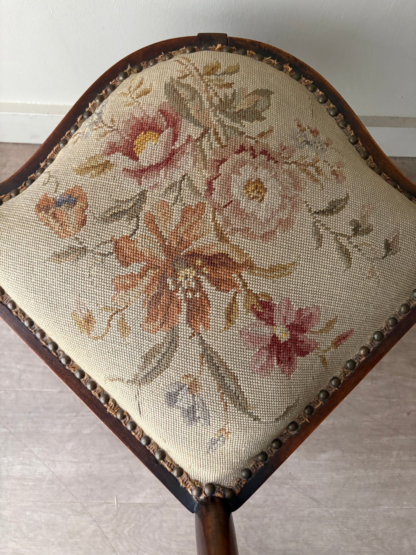 Victorian inlaid mahogany corner chair
