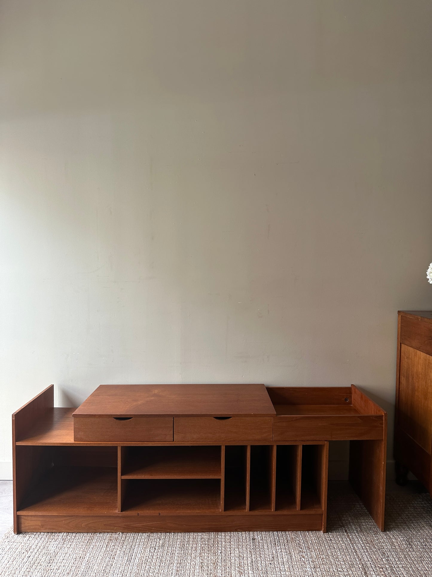 Teak extendable record console