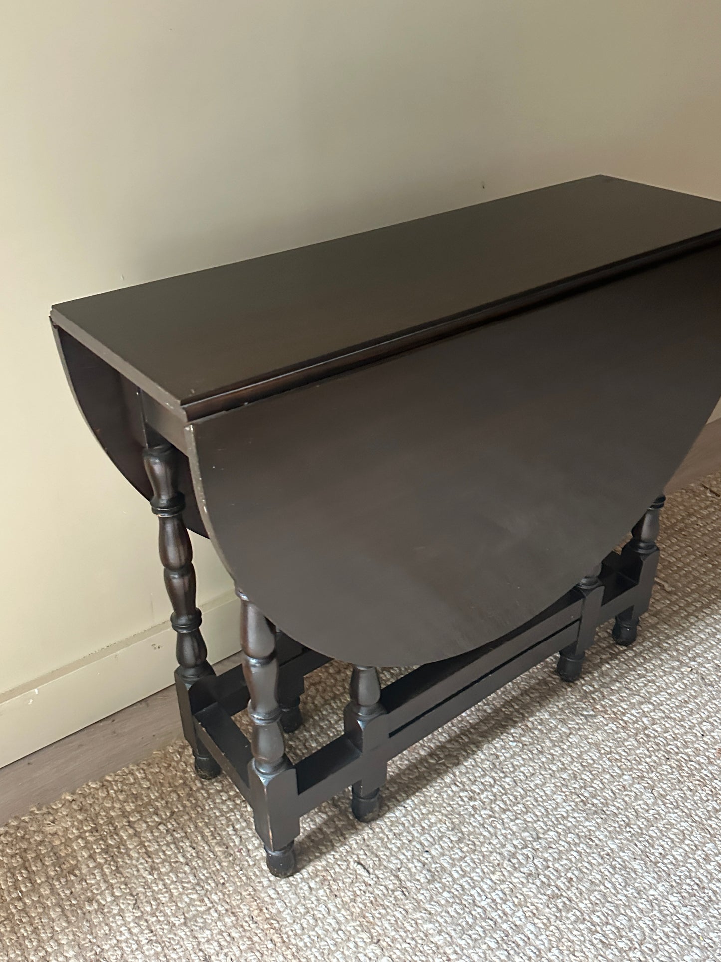Gate leg dining table