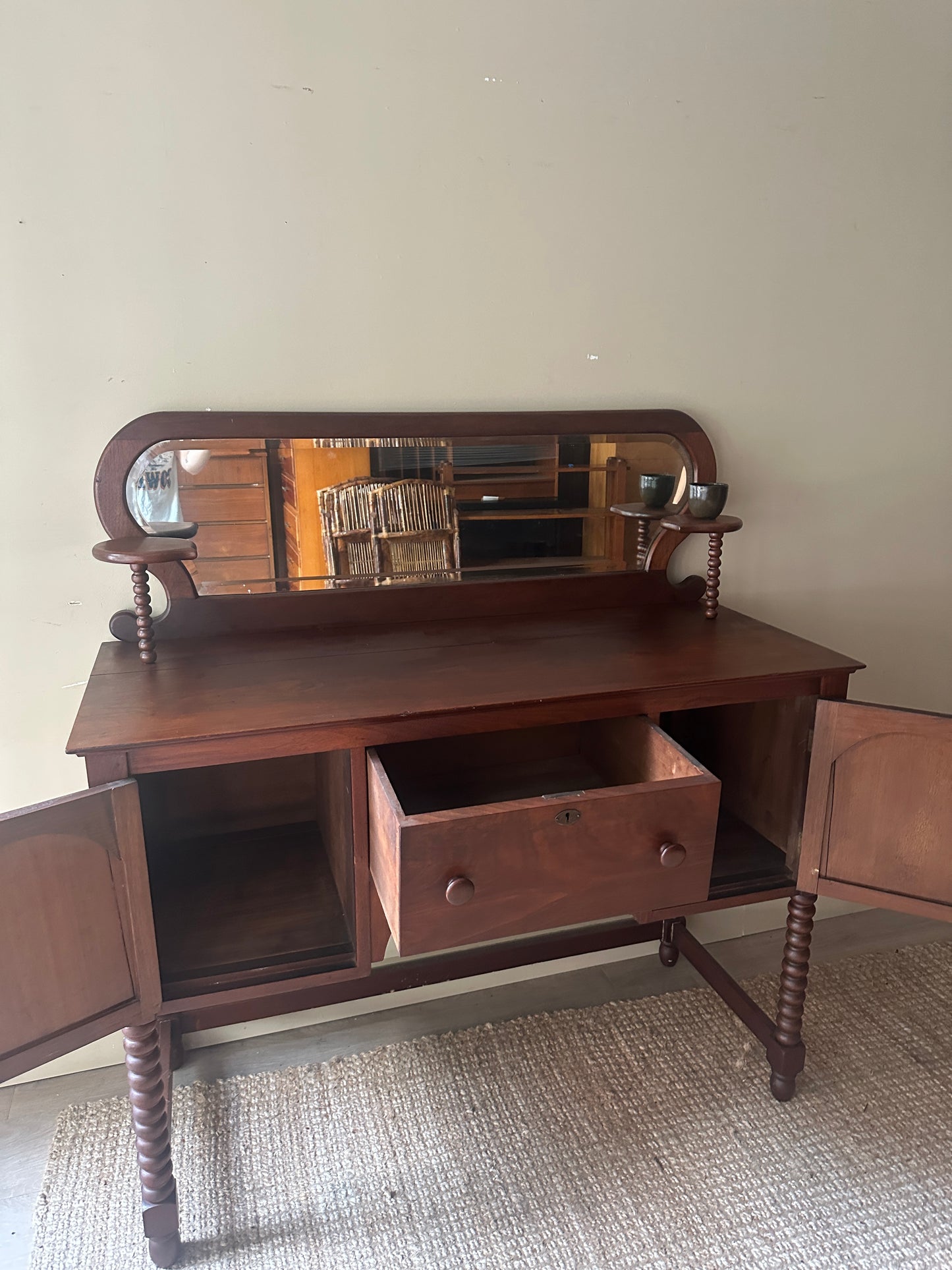 Bobbin leg pine server