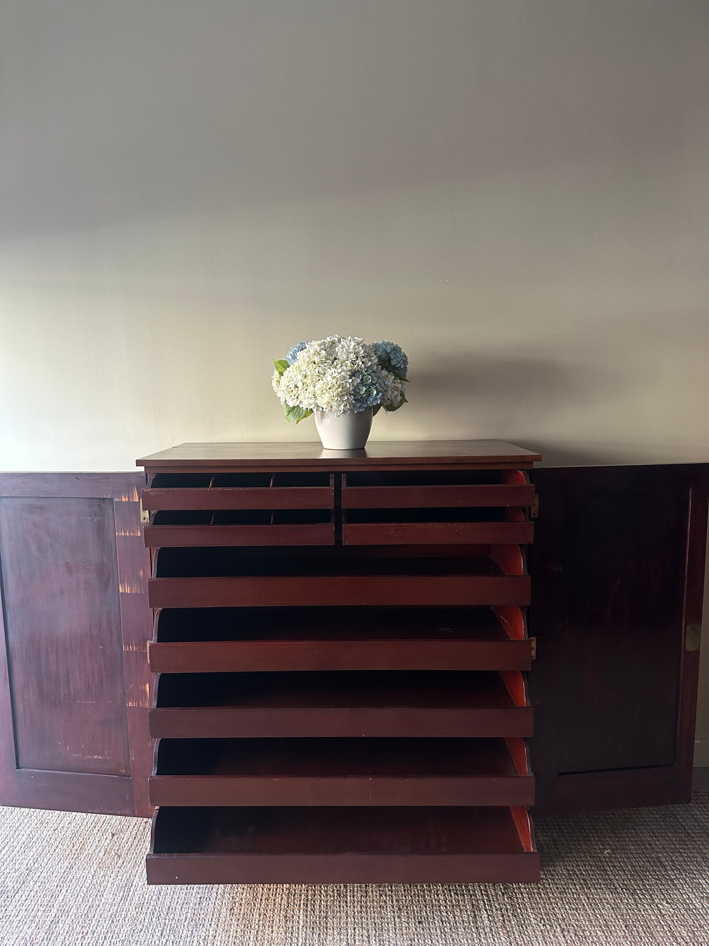 Claw foot linen press