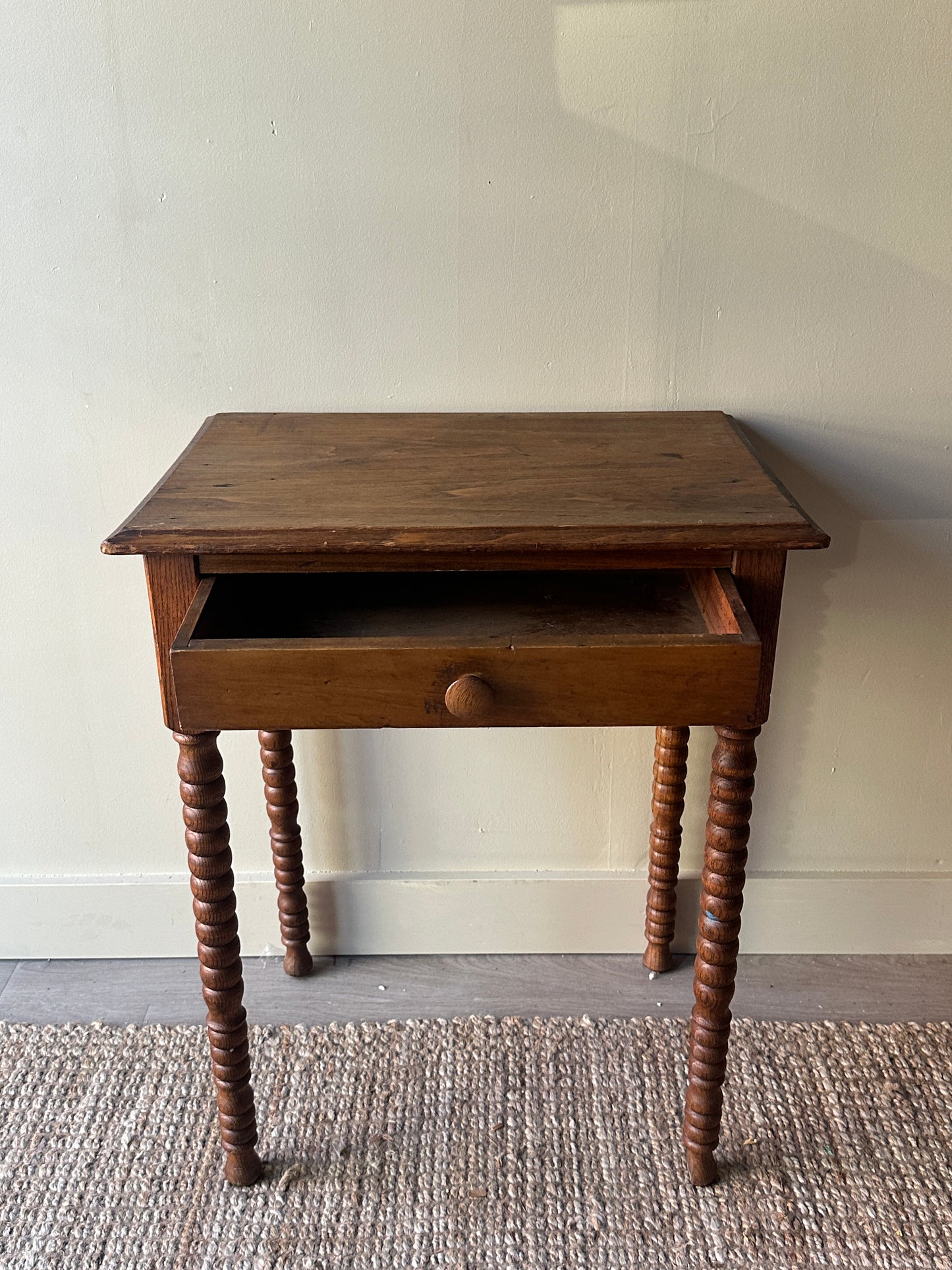 Bobbin leg side table