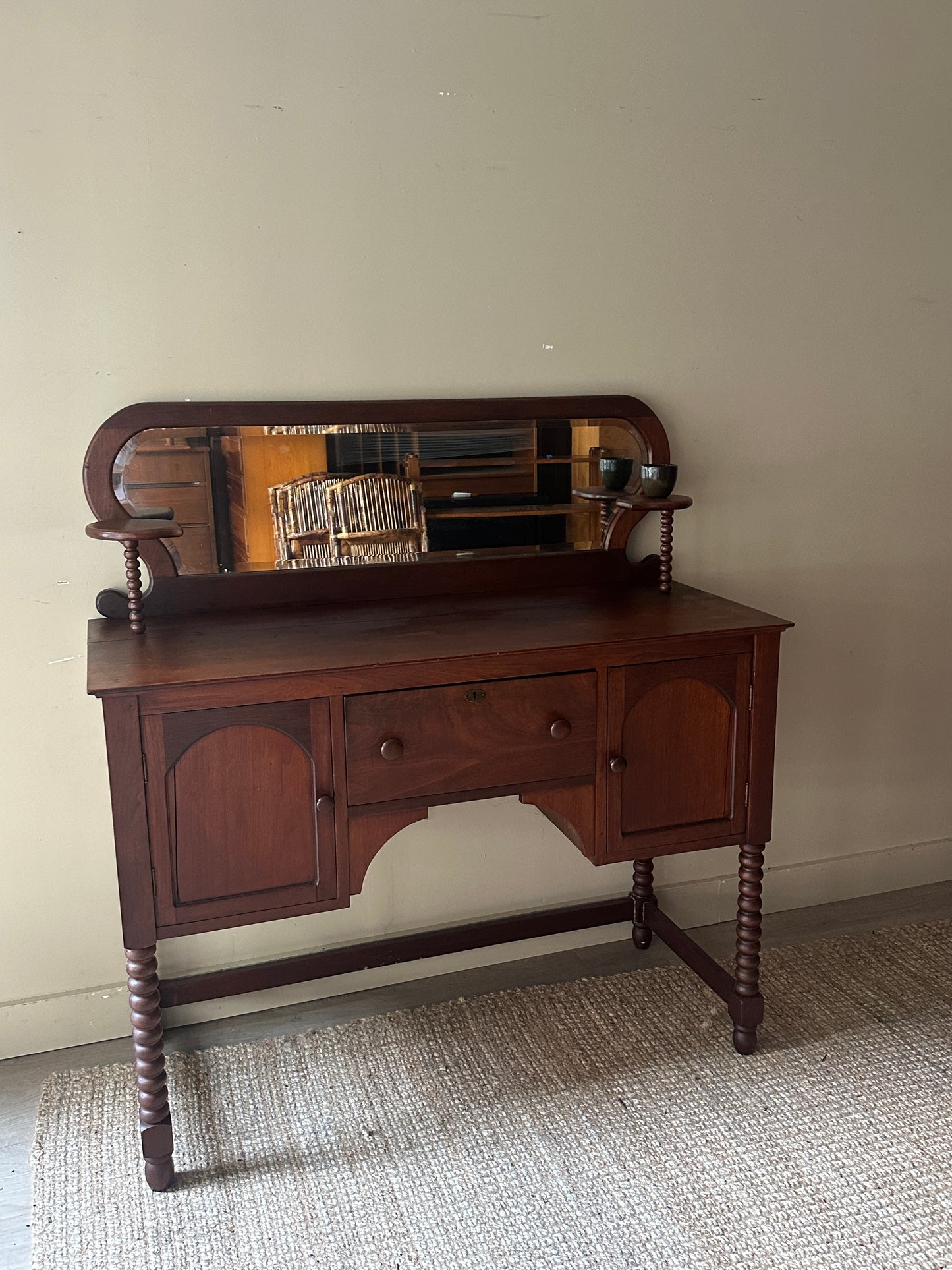 Bobbin leg pine server