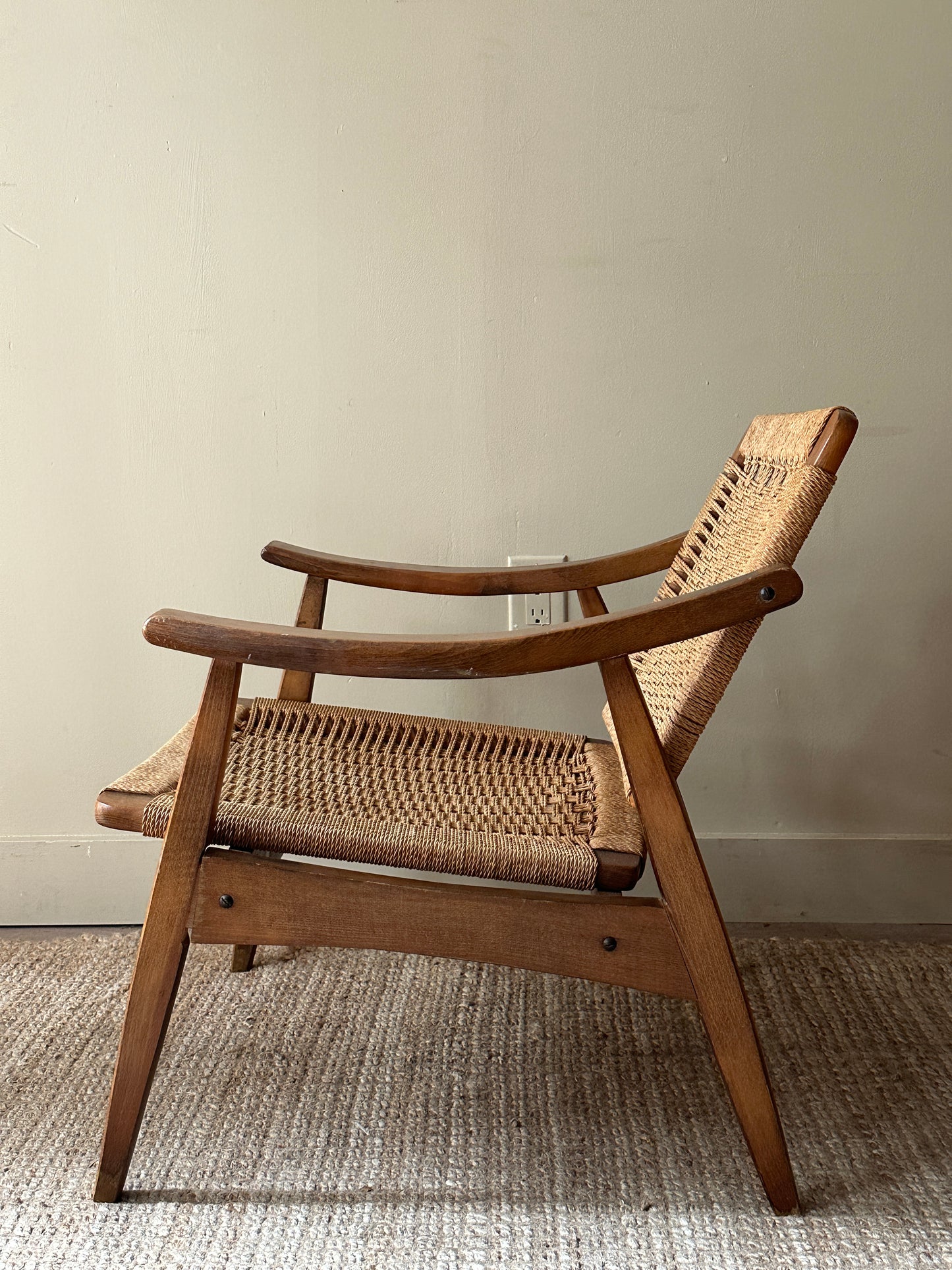 Woven seat lounge chair