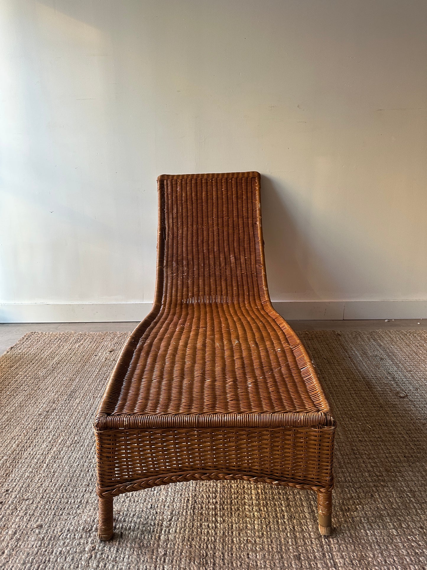Wicker chaise