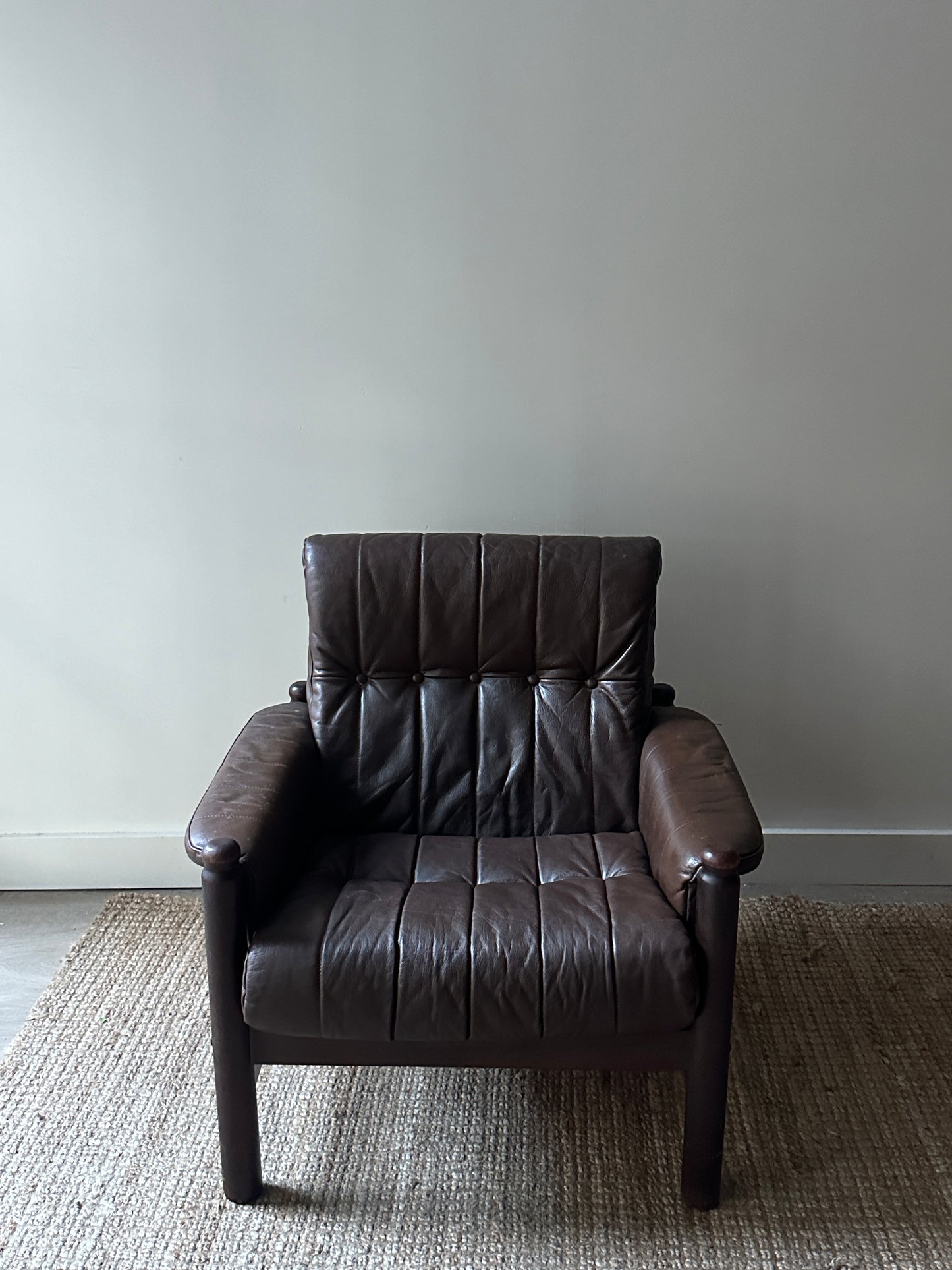 Leather and beech wood arm chair (short)