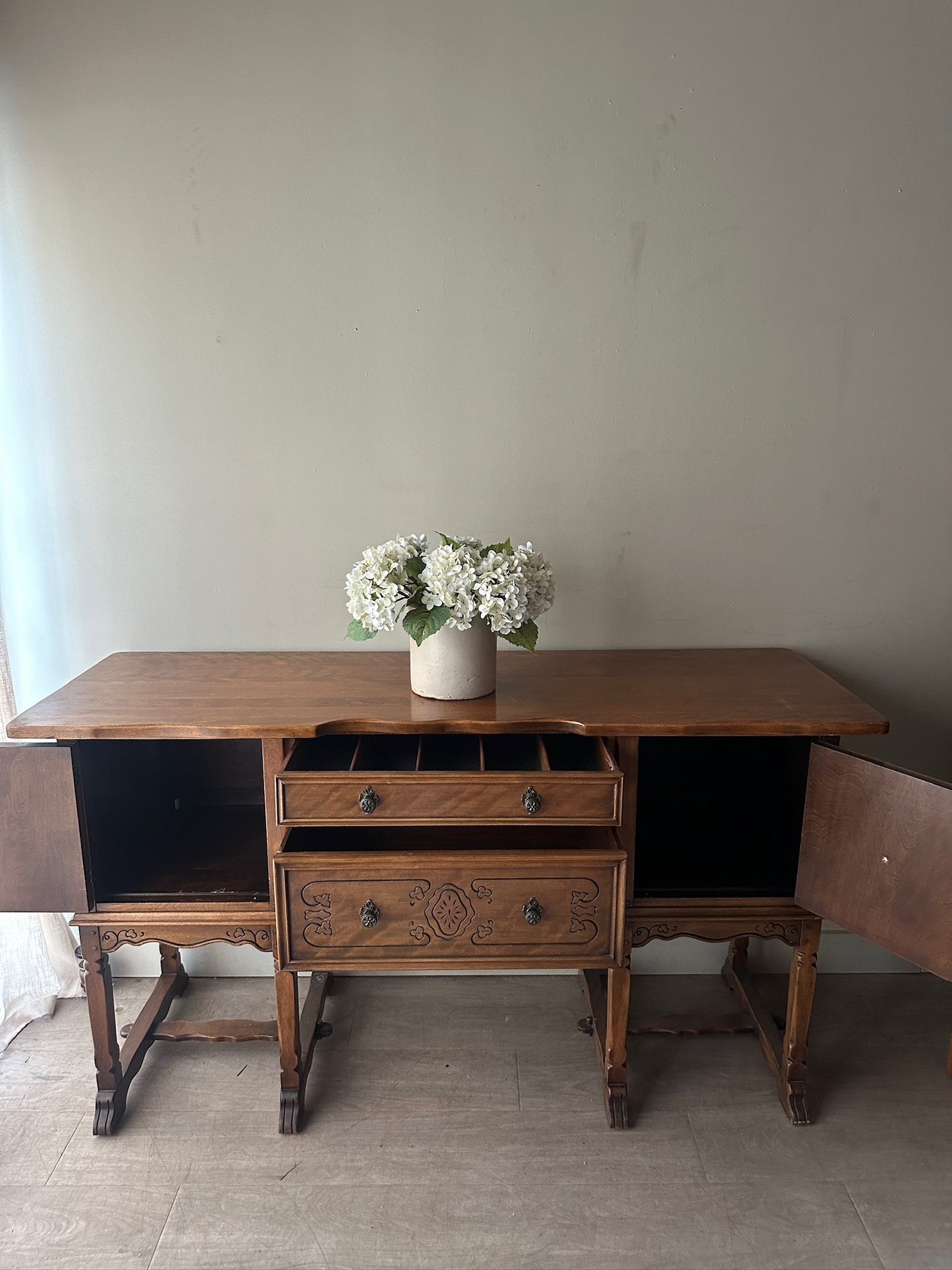 Stickley Quaint pine sideboard