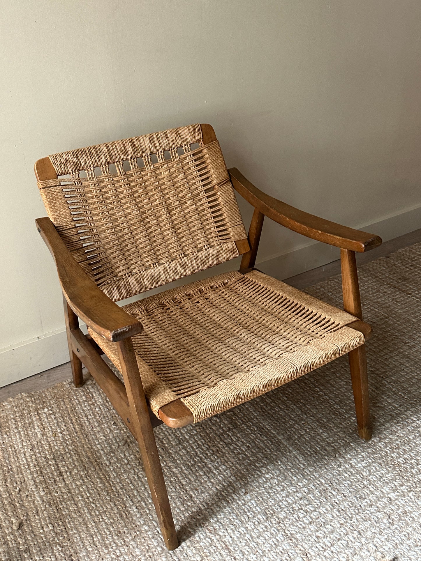Woven seat lounge chair