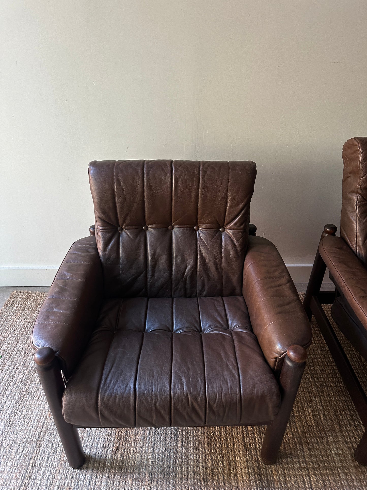 Leather and beech wood arm chair (short)