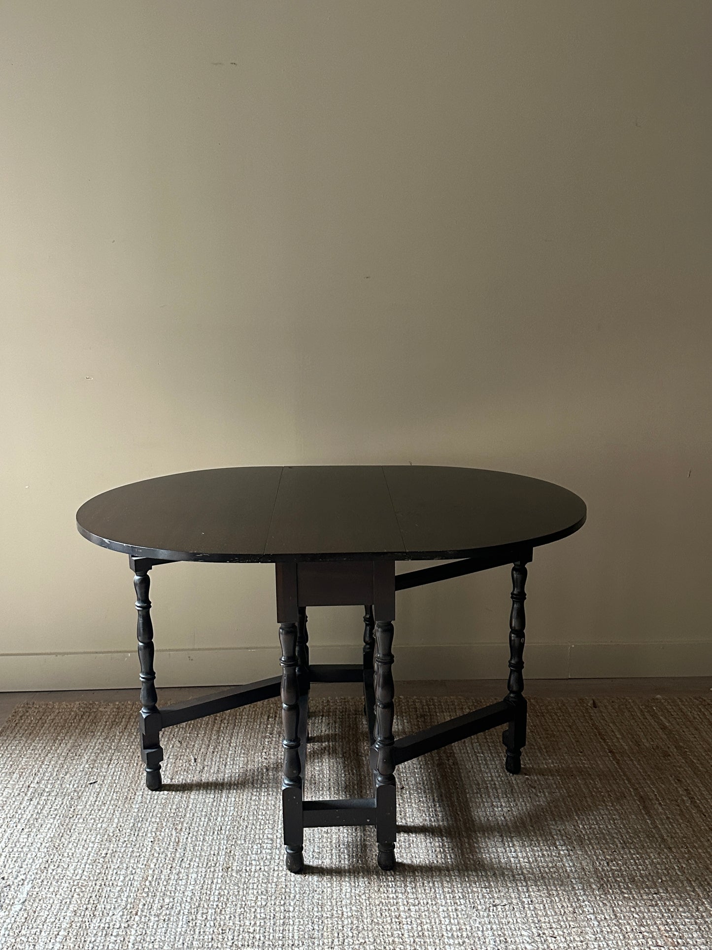 Gate leg dining table