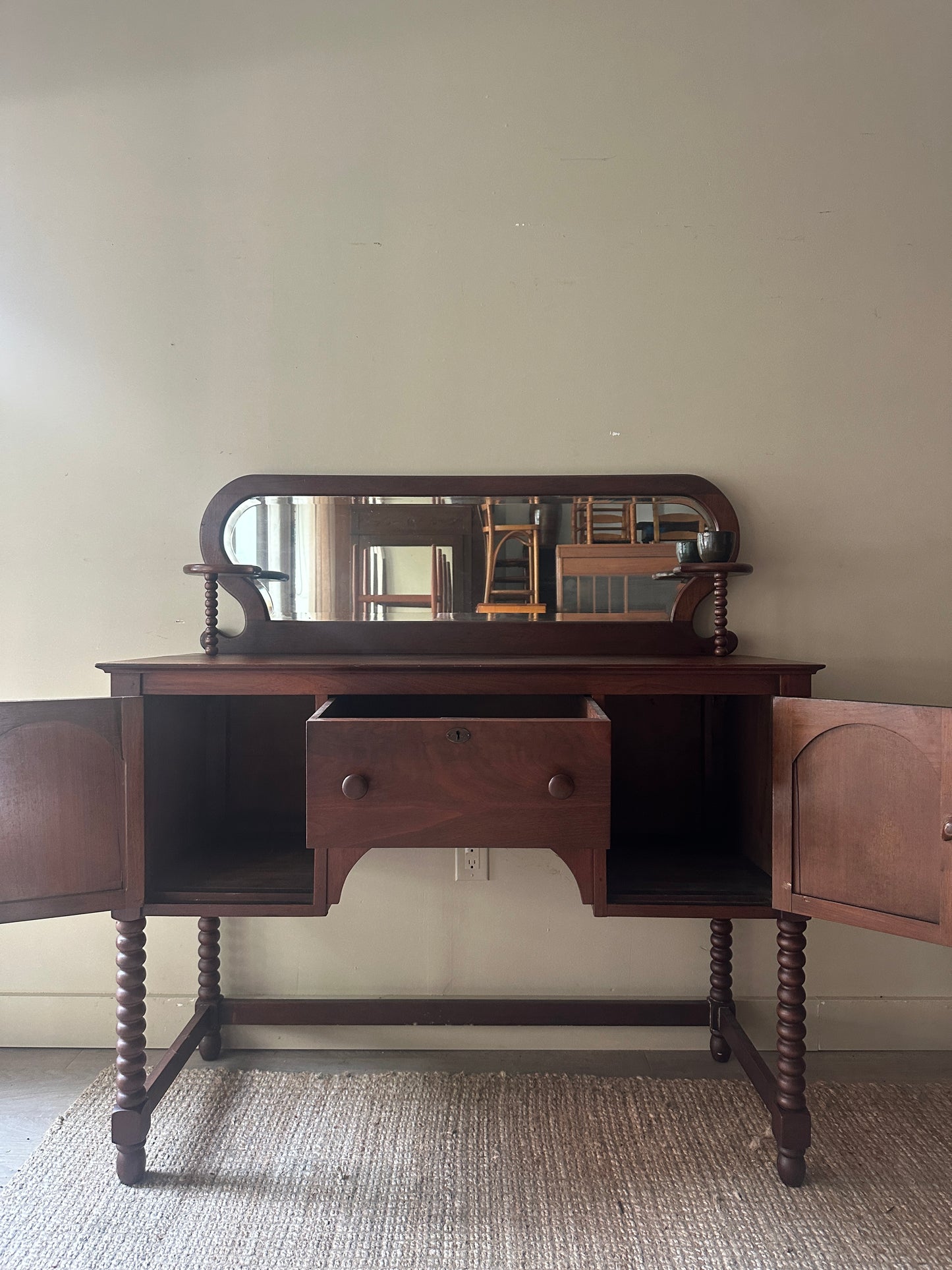 Bobbin leg pine server