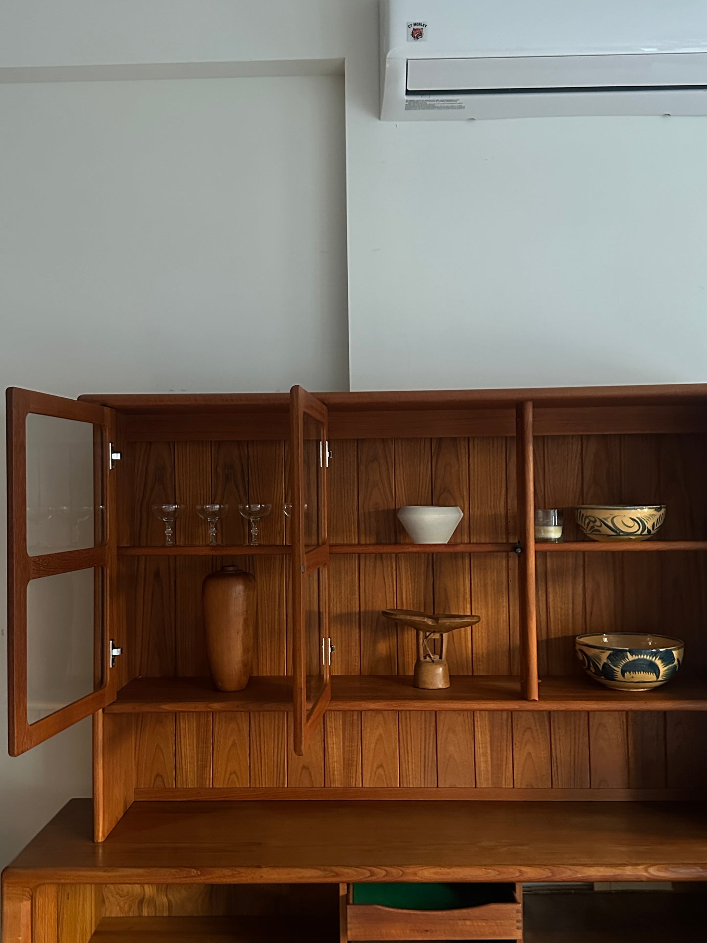 Dyrlund two piece hutch
