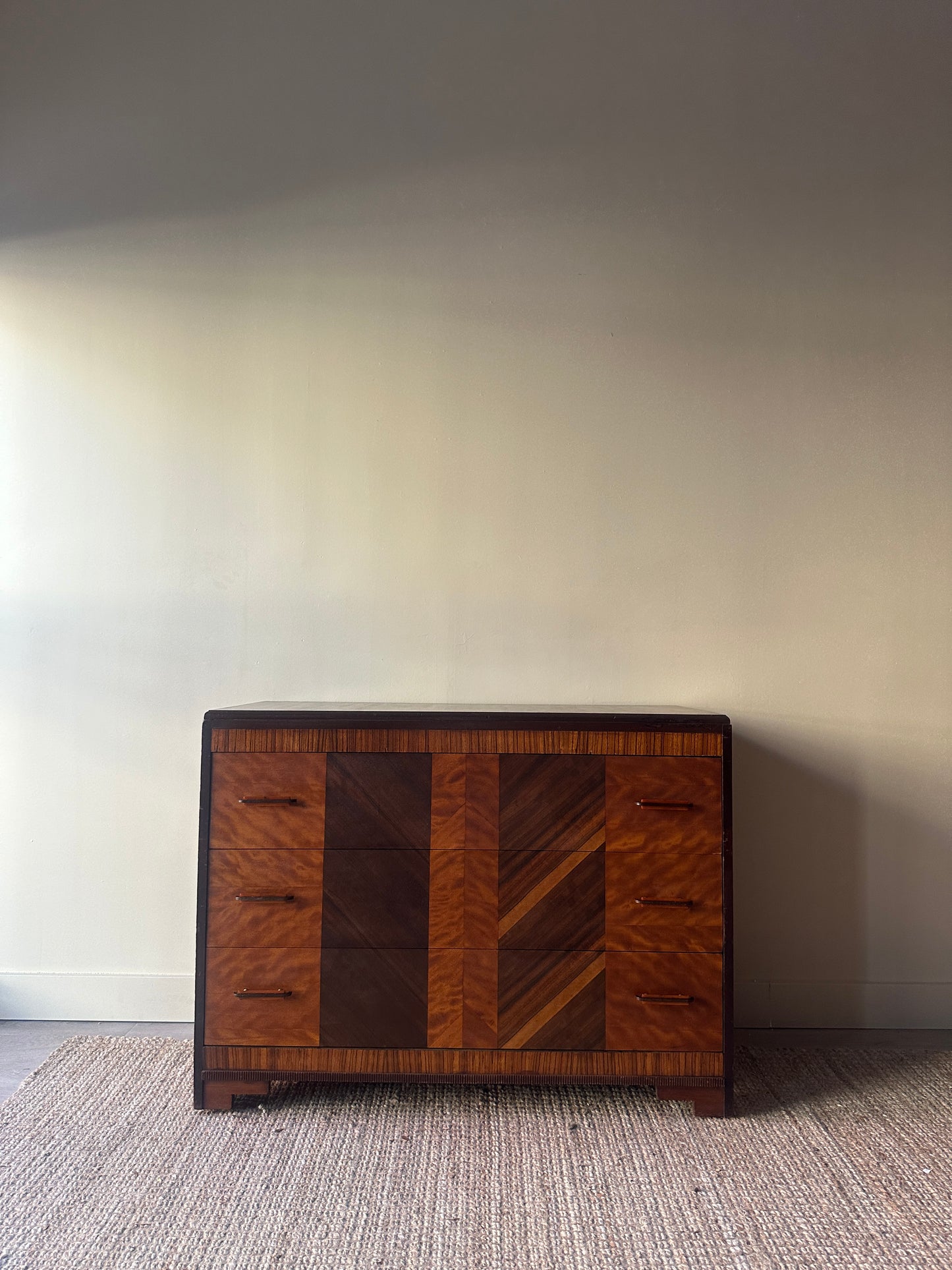 Deco dresser