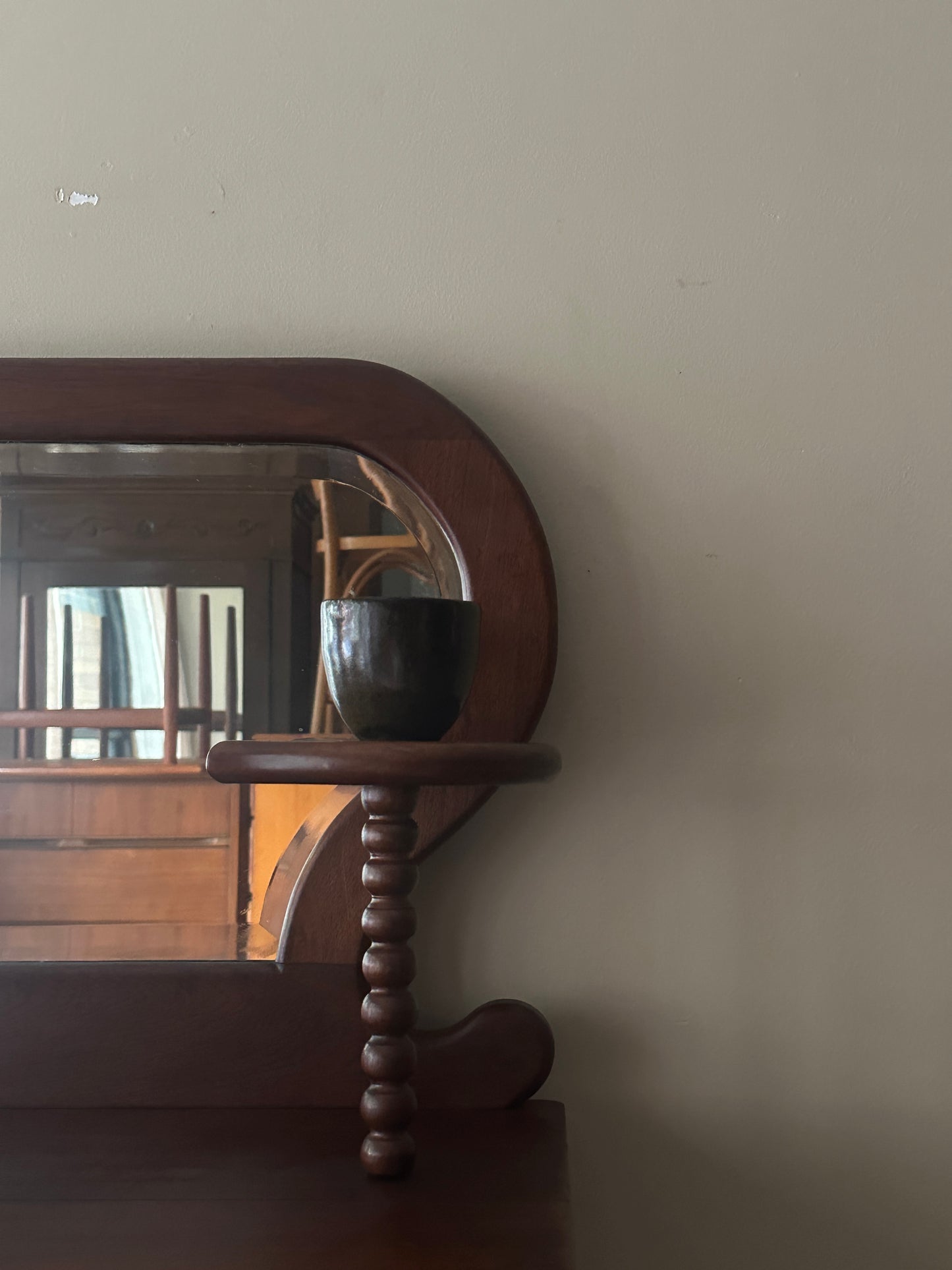 Bobbin leg pine server