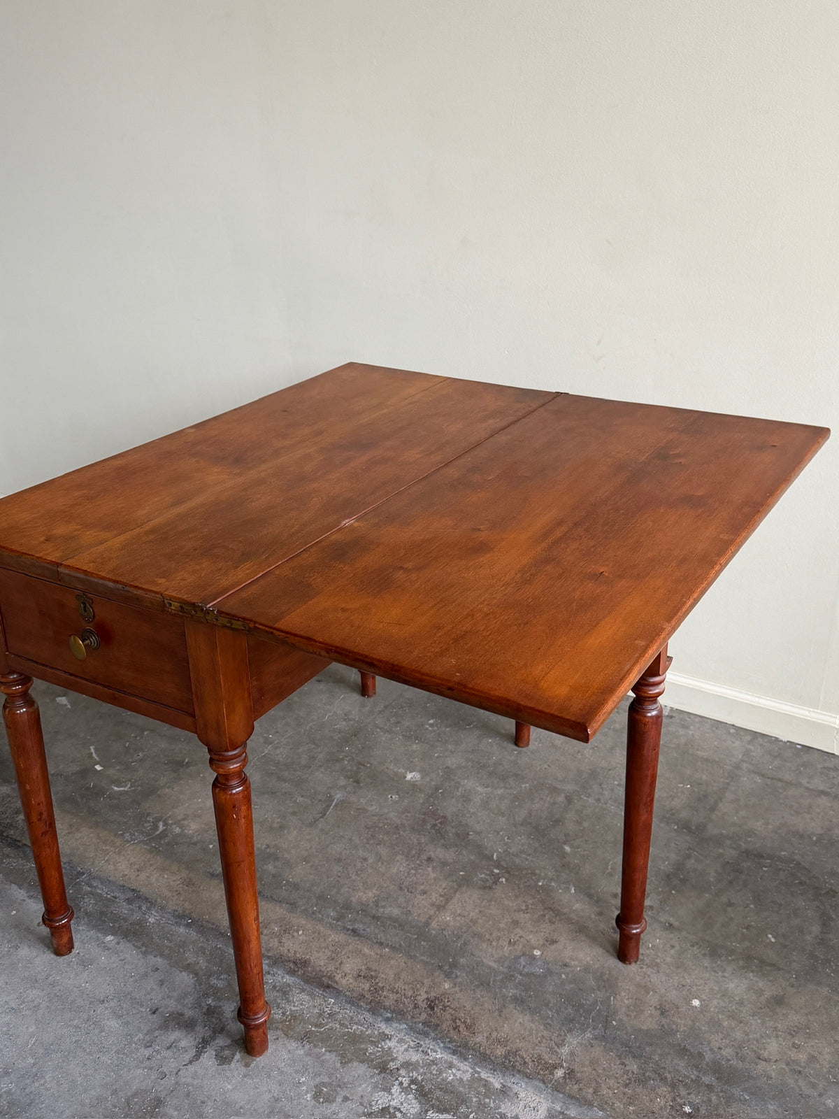Pennsylvania Sheraton cherry gate leg flip top table