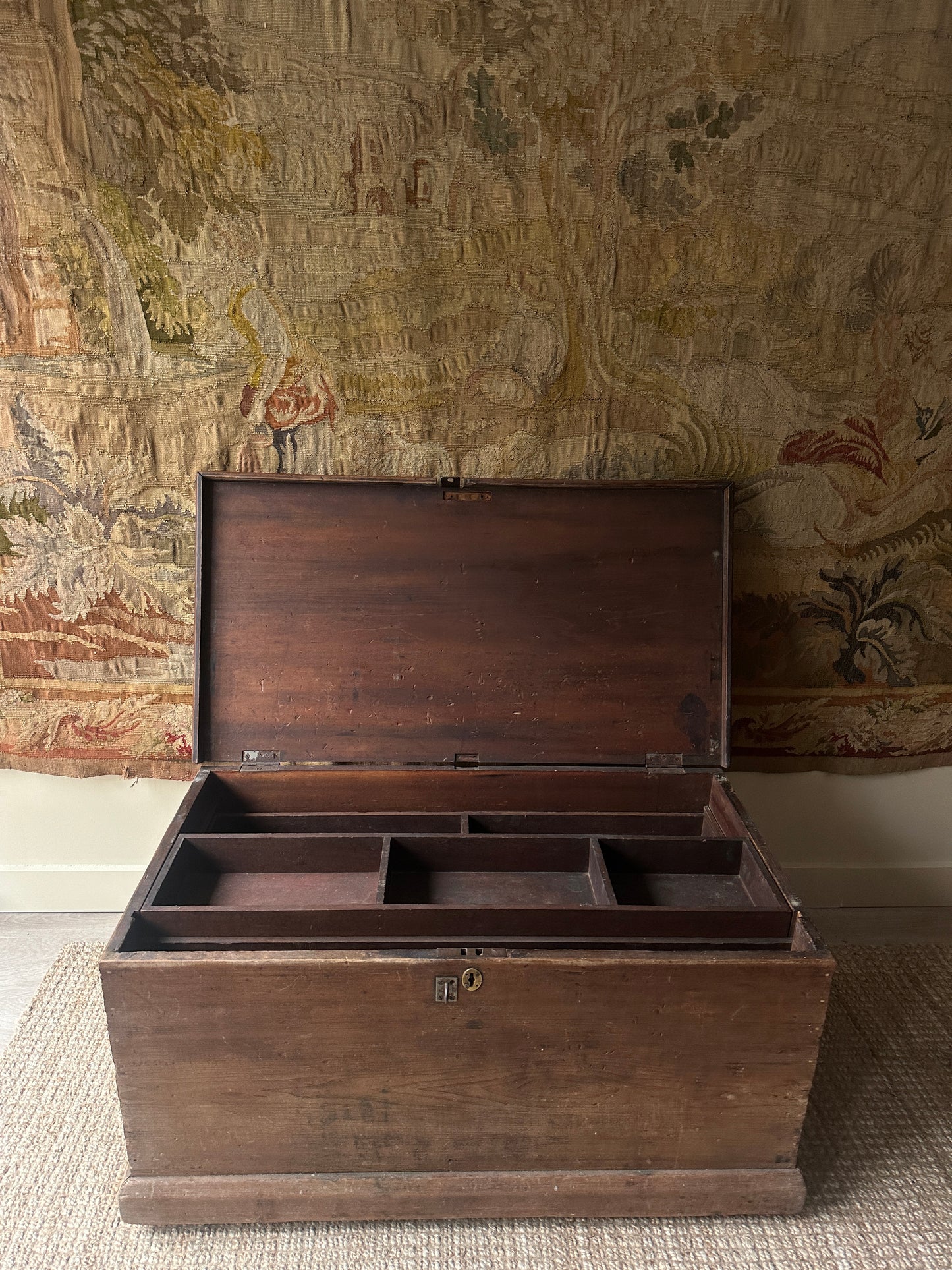 Chest with sliding compartments