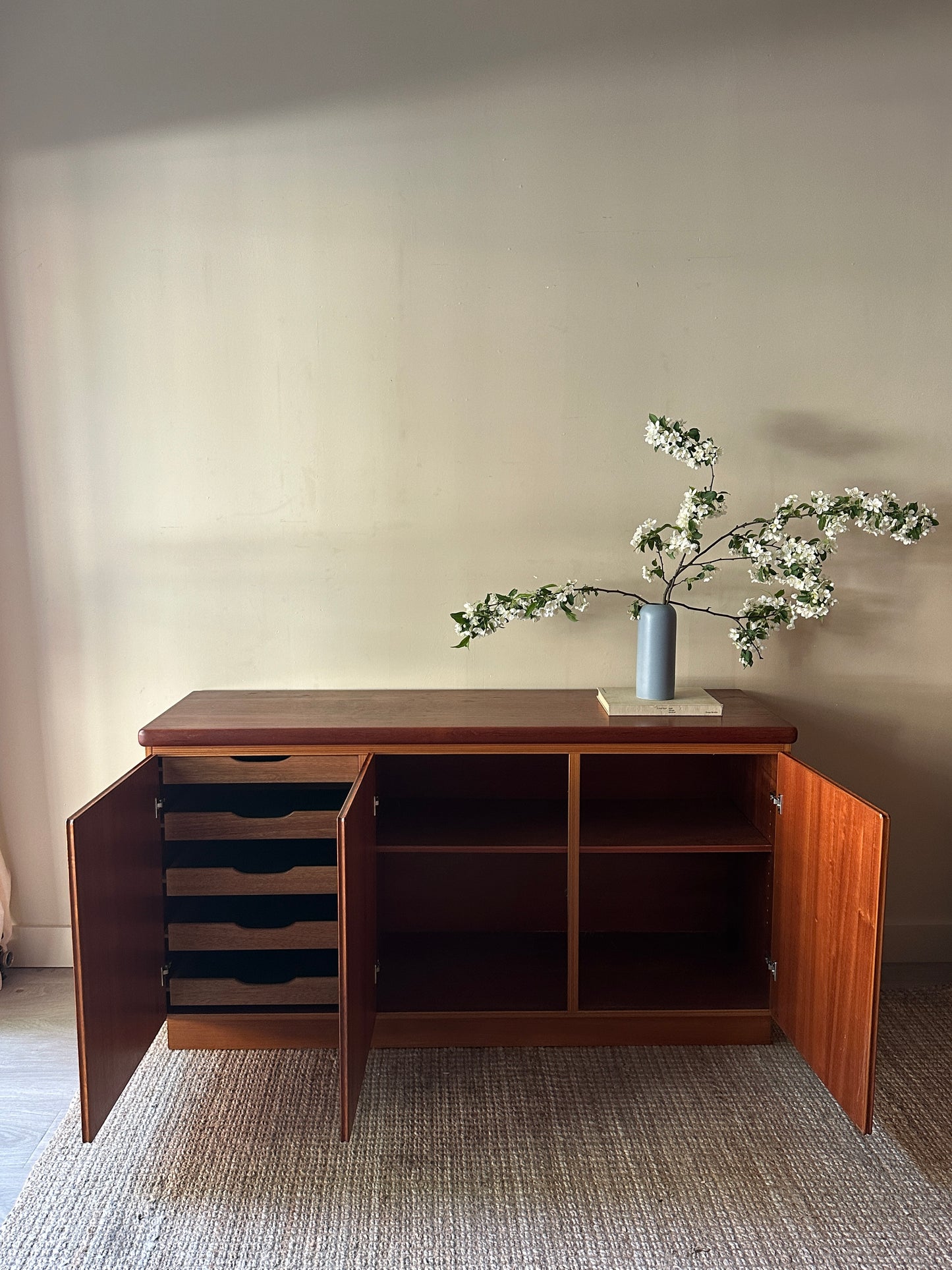 Rasmus teak dresser