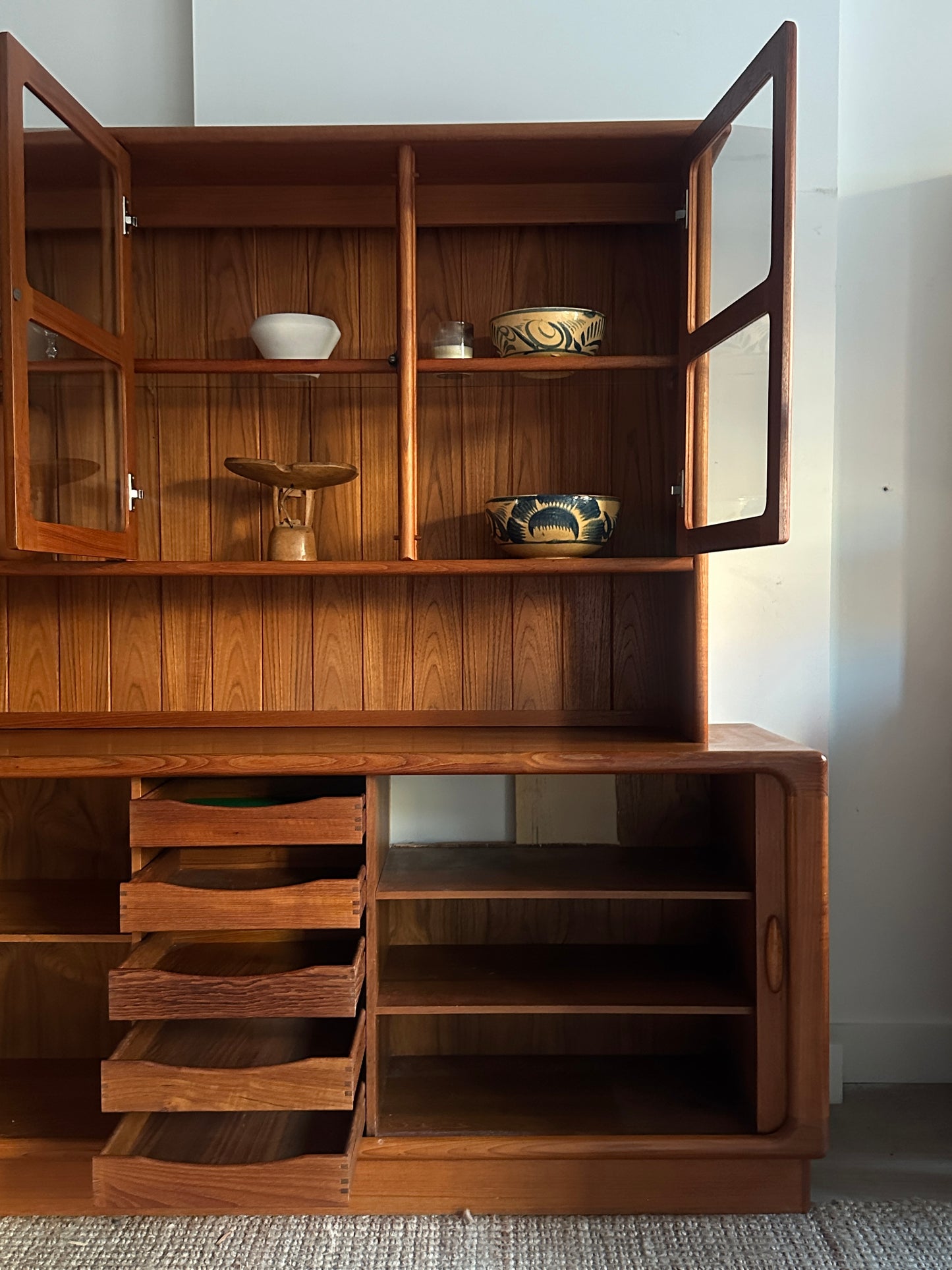 Dyrlund two piece hutch