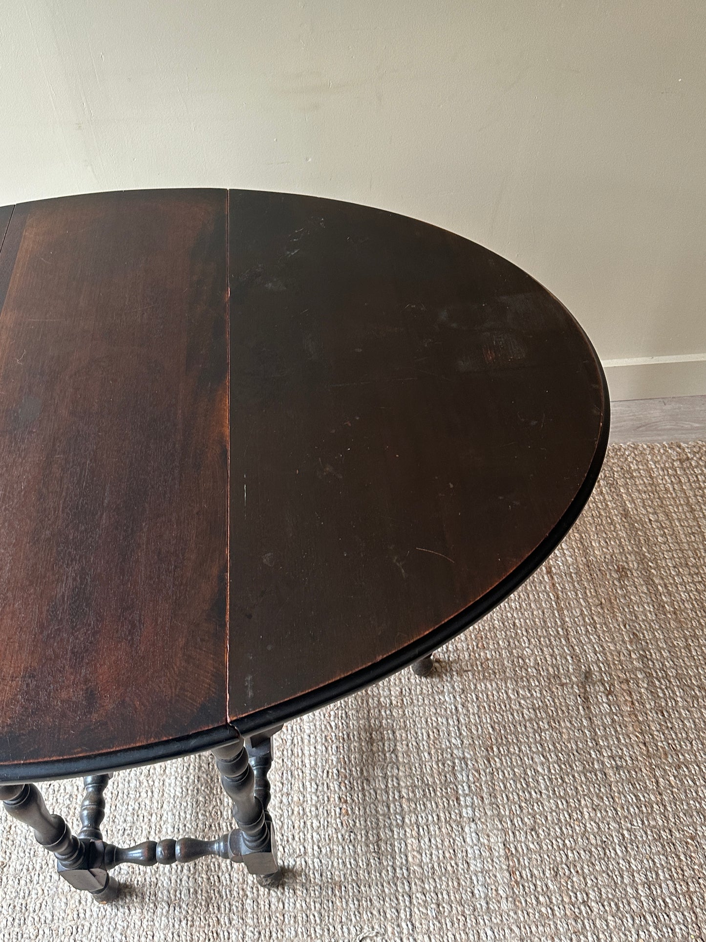 Gate leg dining table