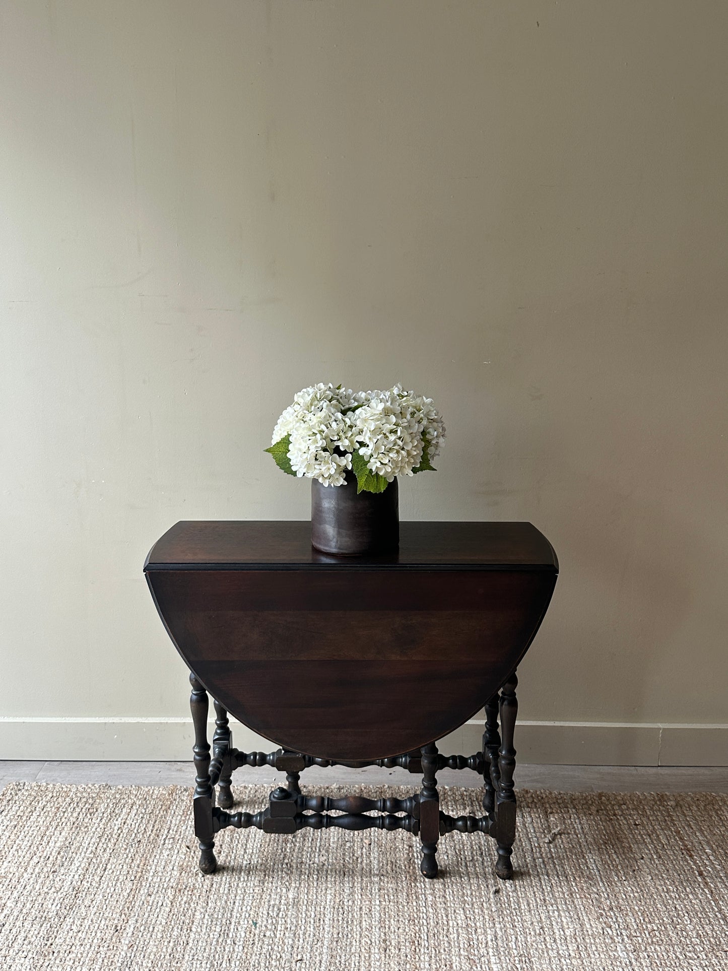 Gate leg dining table