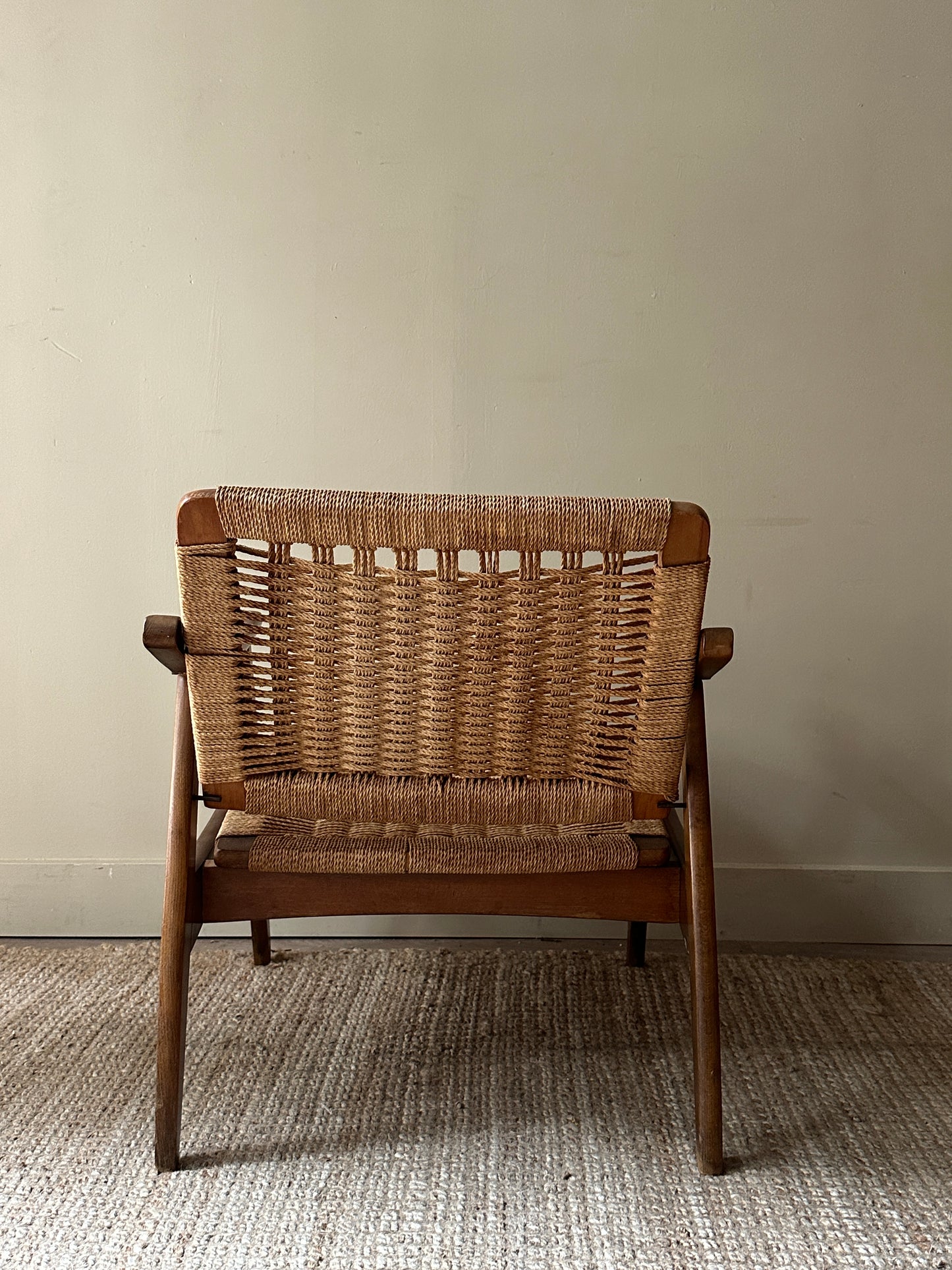 Woven seat lounge chair