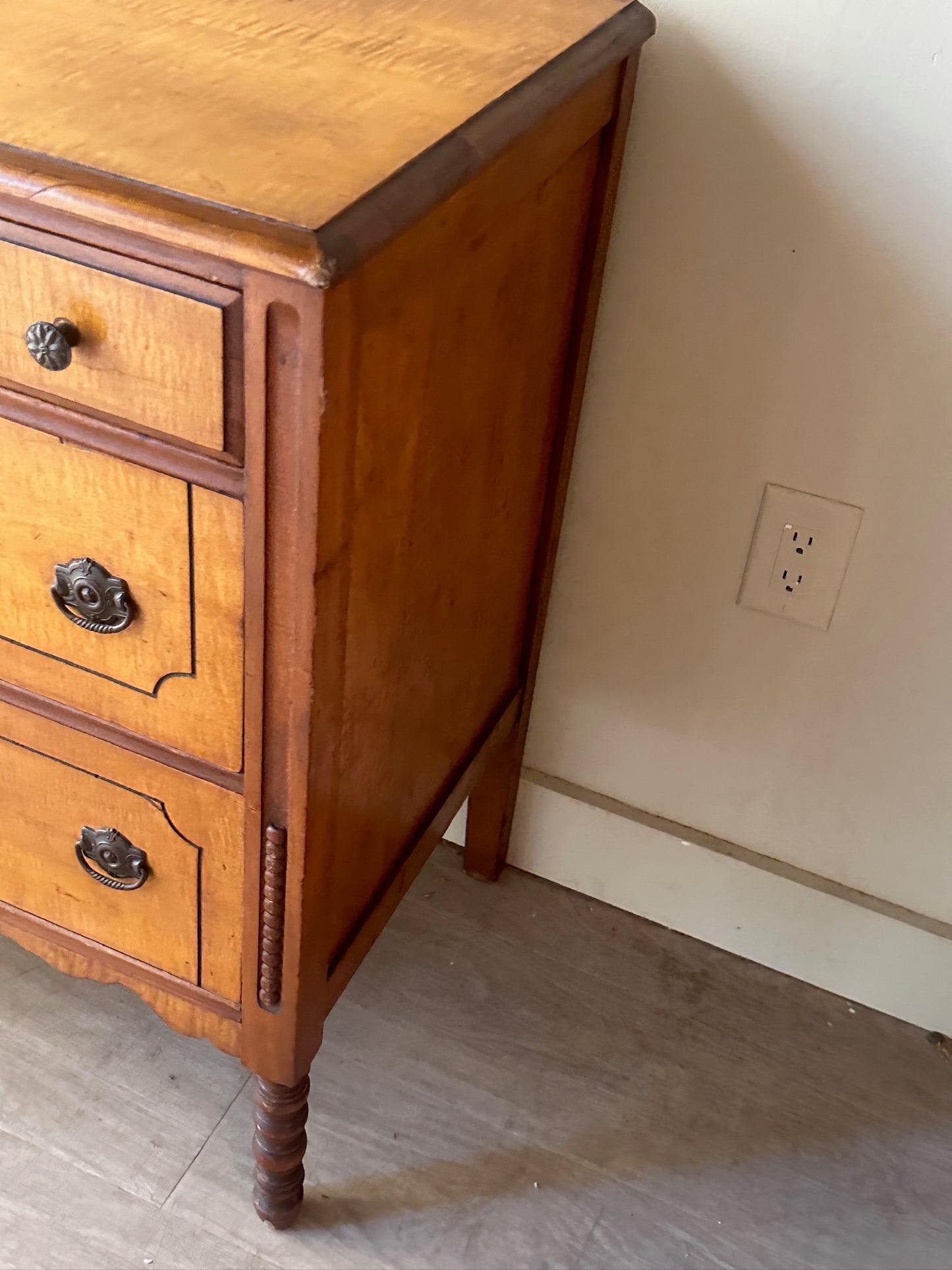Spindle leg 3 drawer dresser