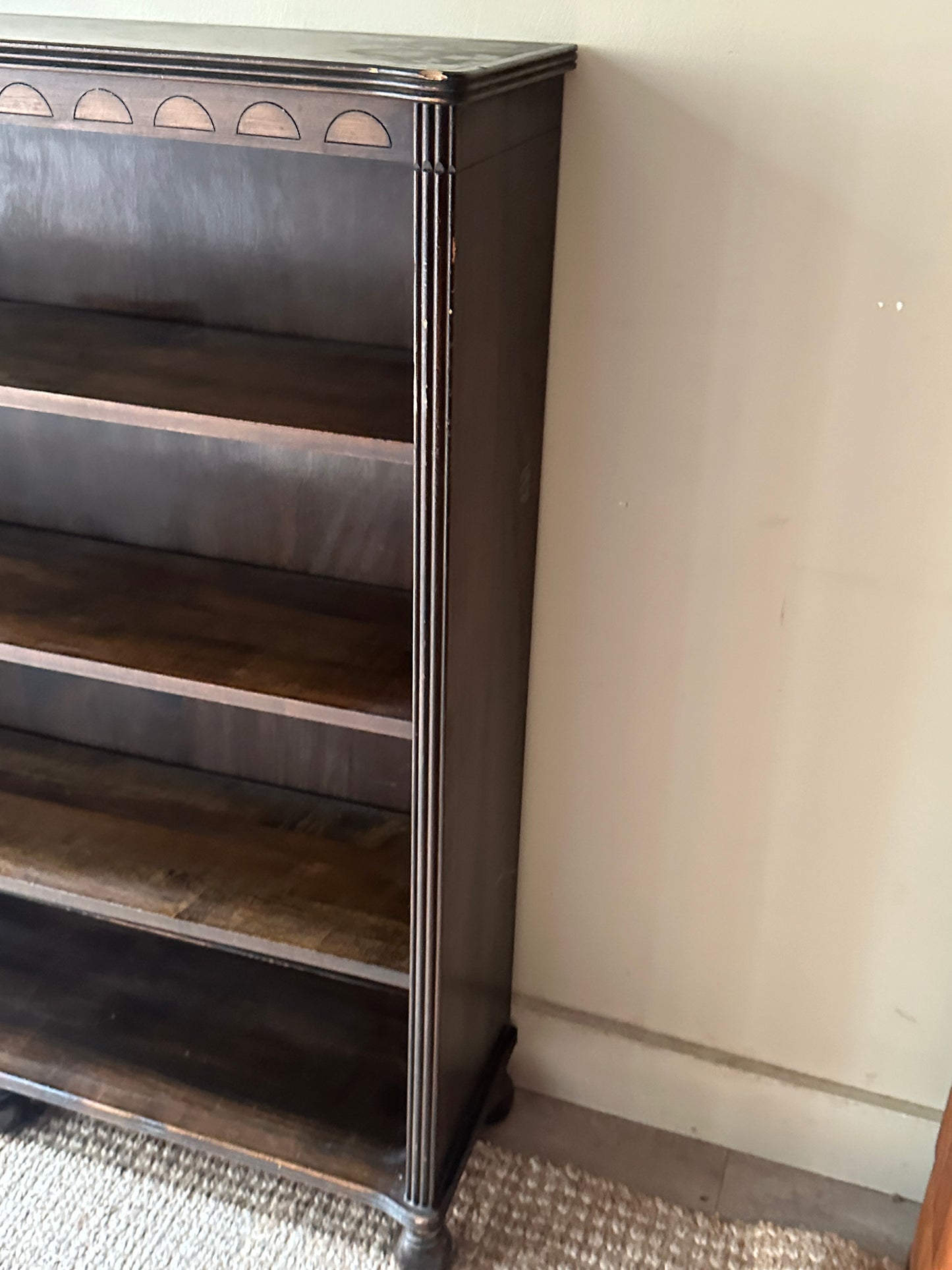 Ball foot pine shelf