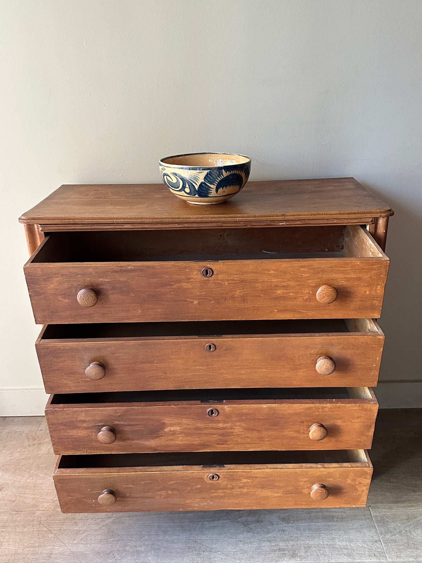 Pine dresser