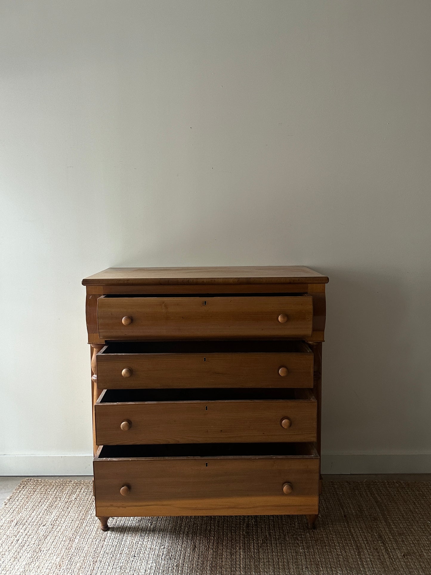 Empire dresser