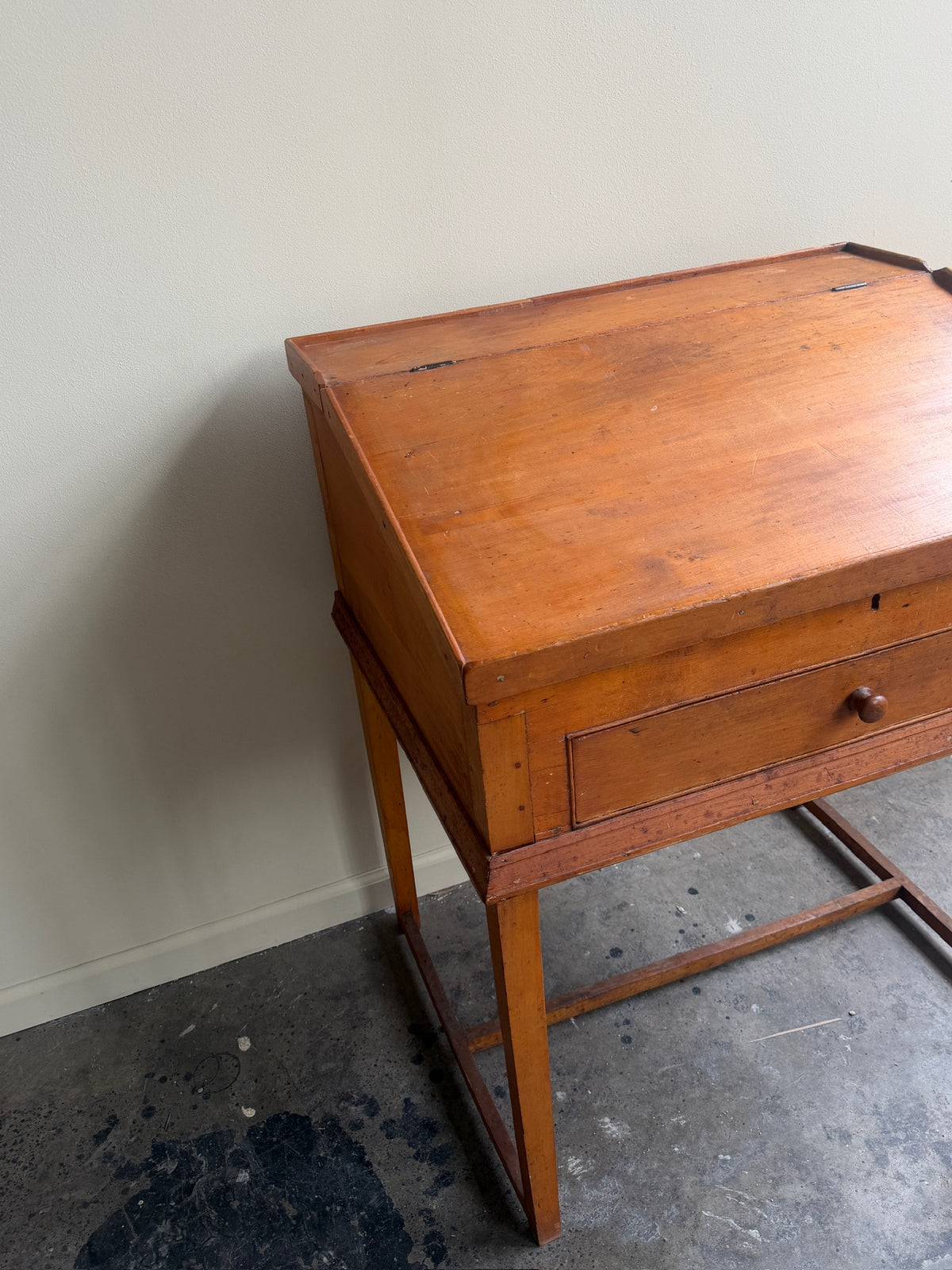 Mid-Atlantic Federal pine schoolmaster’s desk