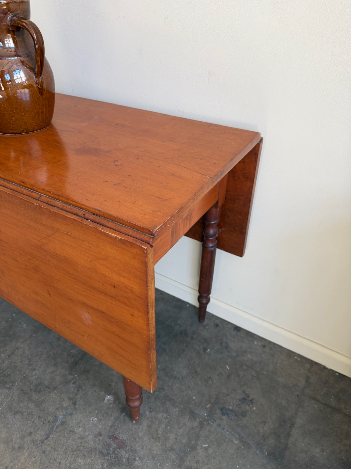 Pennsylvania Sheraton pine drop leaf table