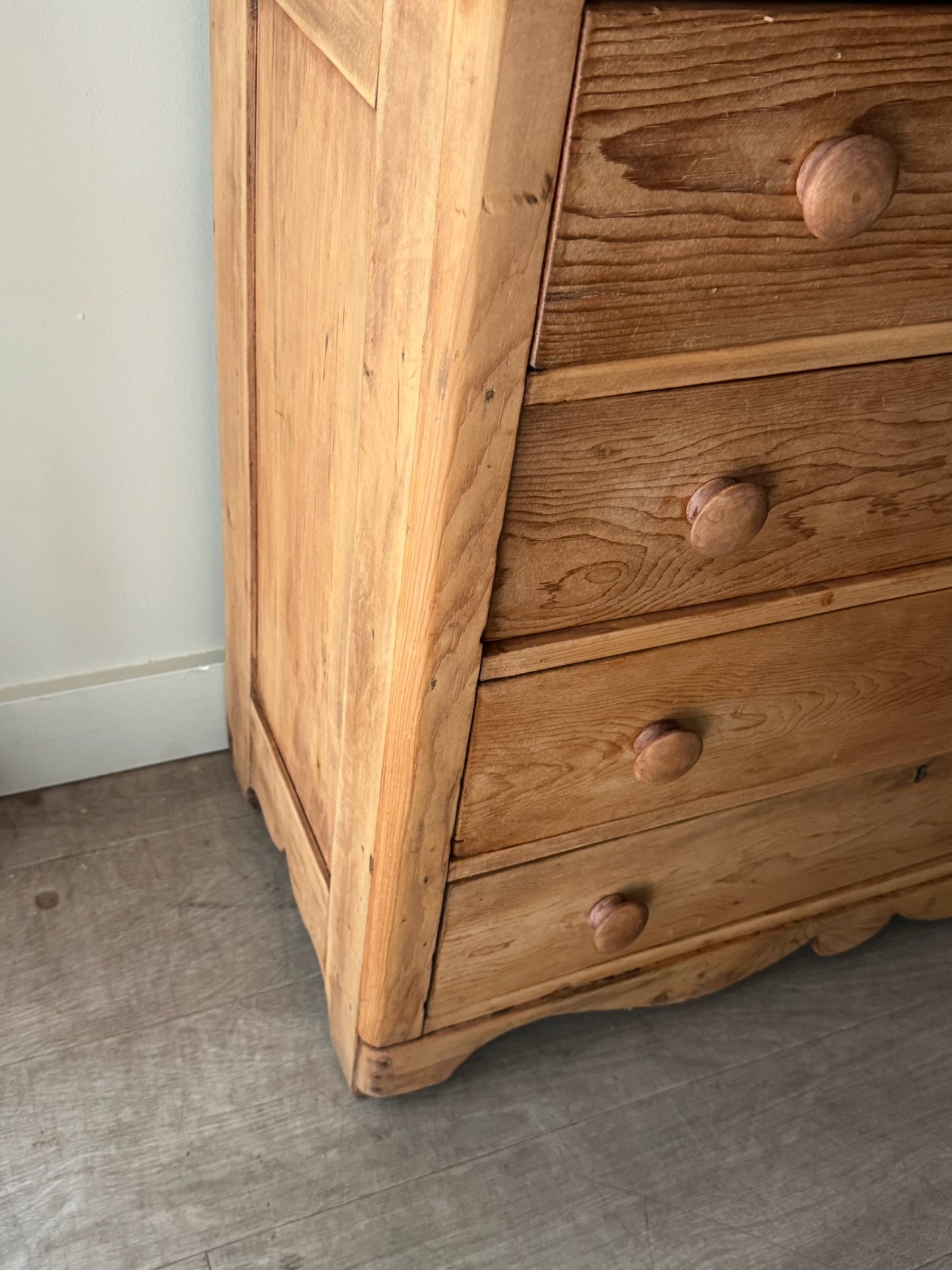 Pine dresser