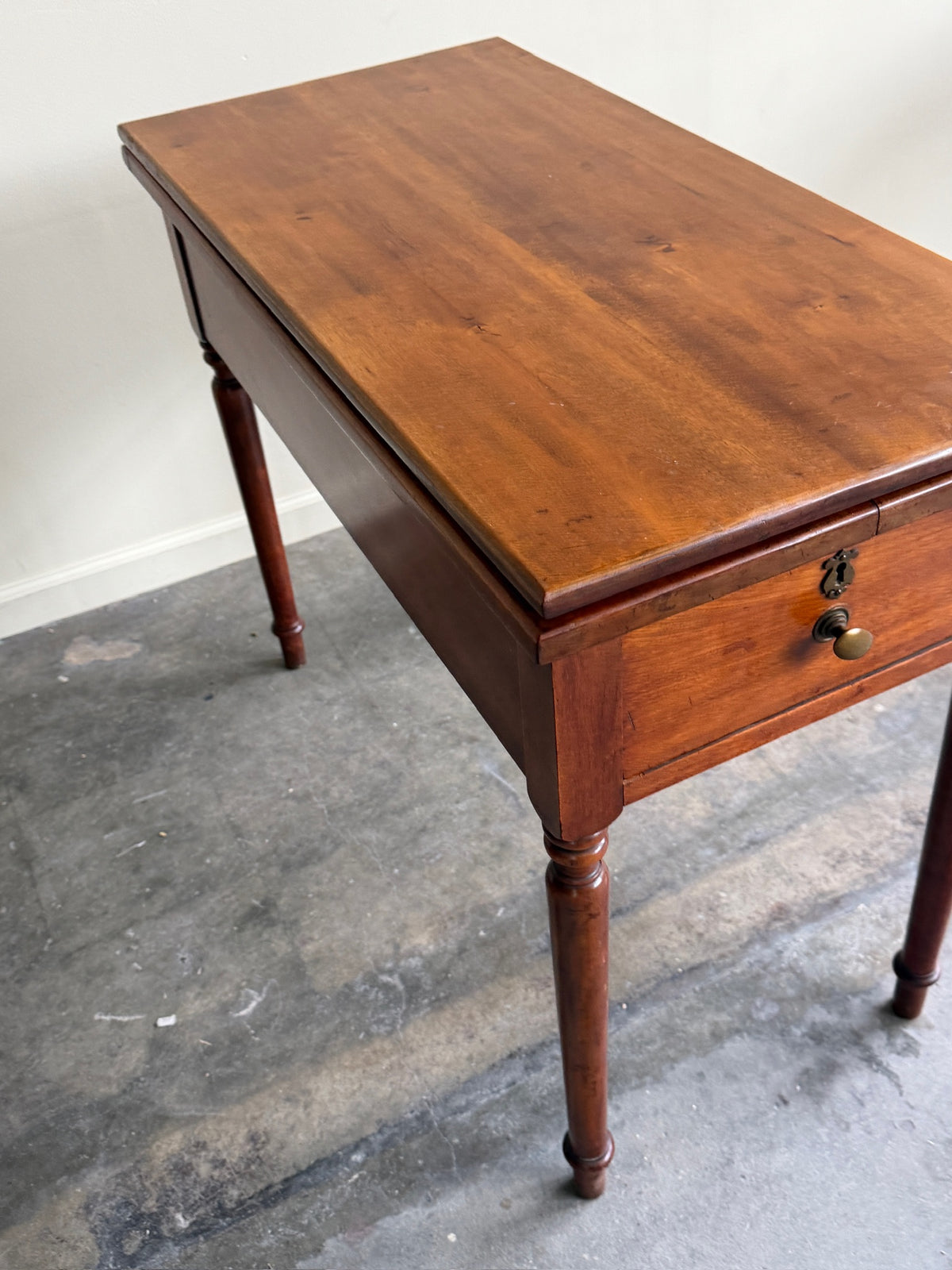 Pennsylvania Sheraton cherry gate leg flip top table