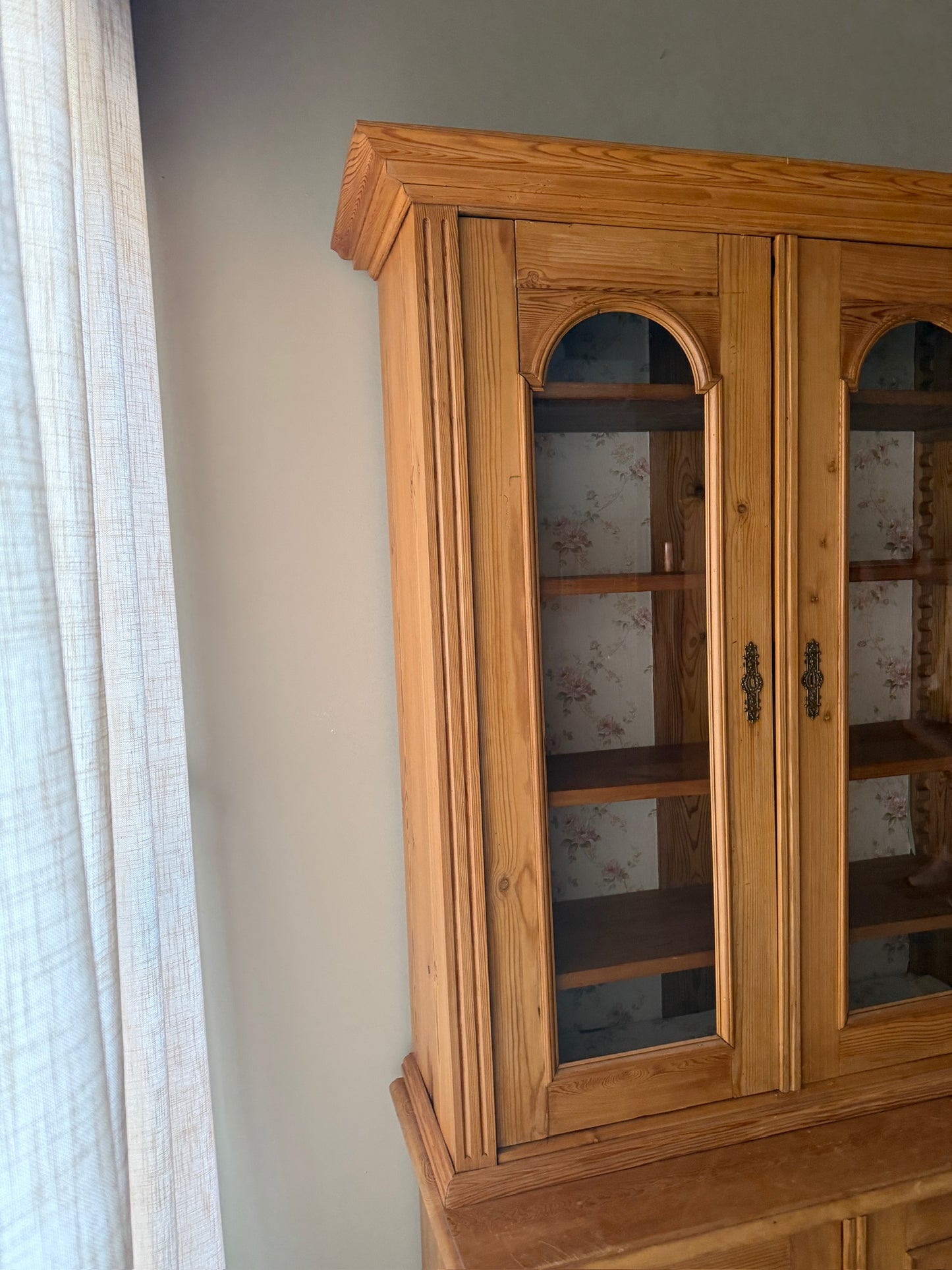 English pine two piece hutch