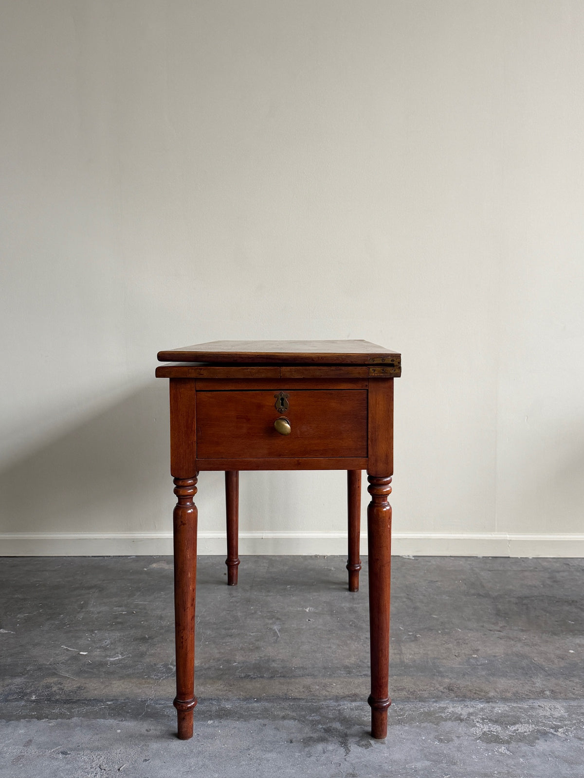 Pennsylvania Sheraton cherry gate leg flip top table