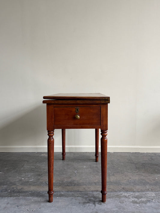 Pennsylvania Sheraton cherry gate leg flip top table