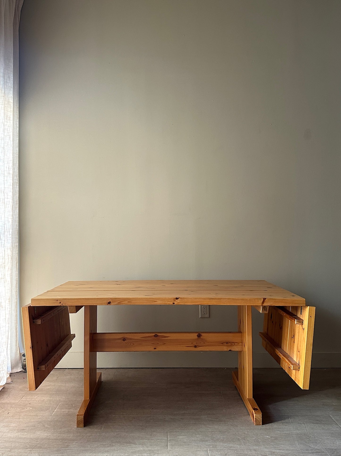 Thorso pine extending dining table