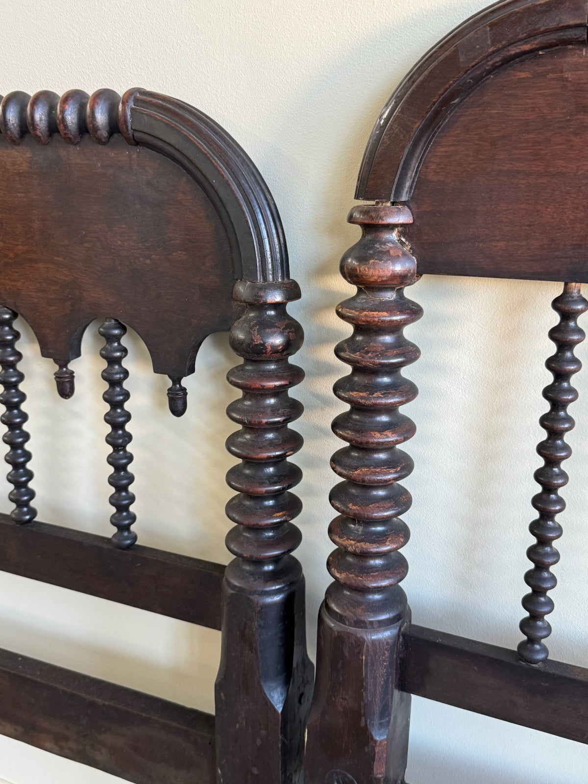 Victorian walnut spool full headboard and footboard