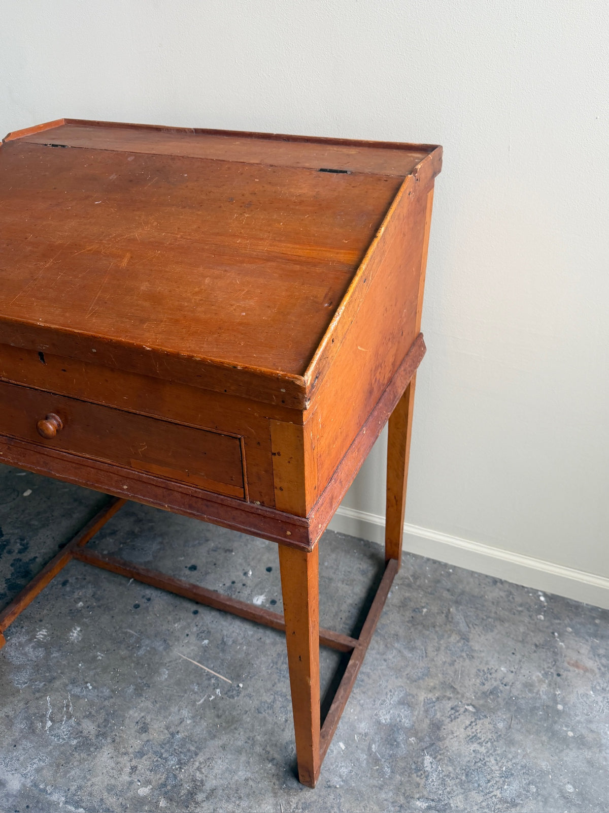 Mid-Atlantic Federal pine schoolmaster’s desk